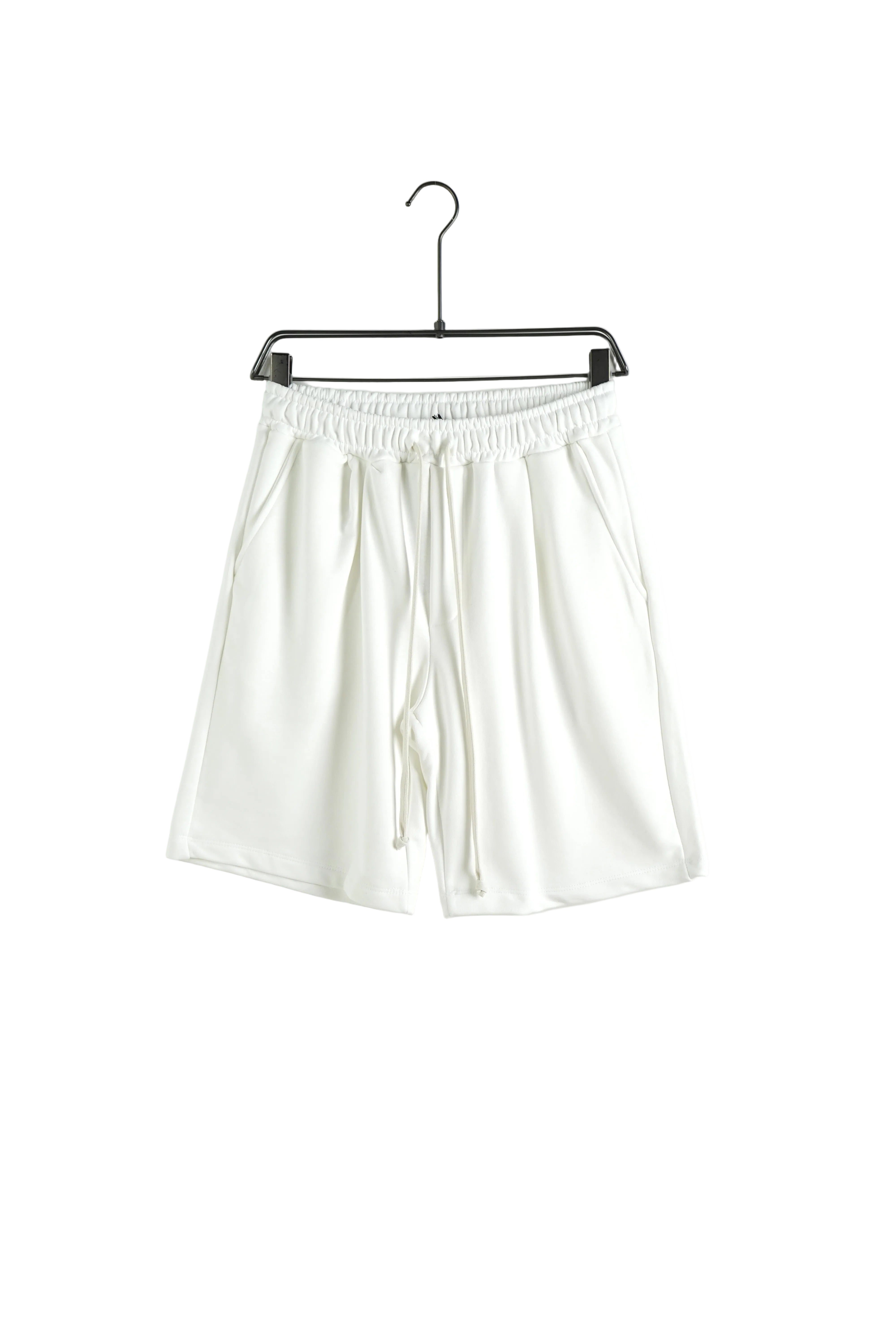 pantaloni scurti barbati albi snur lung vara Atelier AXD in tinuta moda urbana cu snur lung vizibil