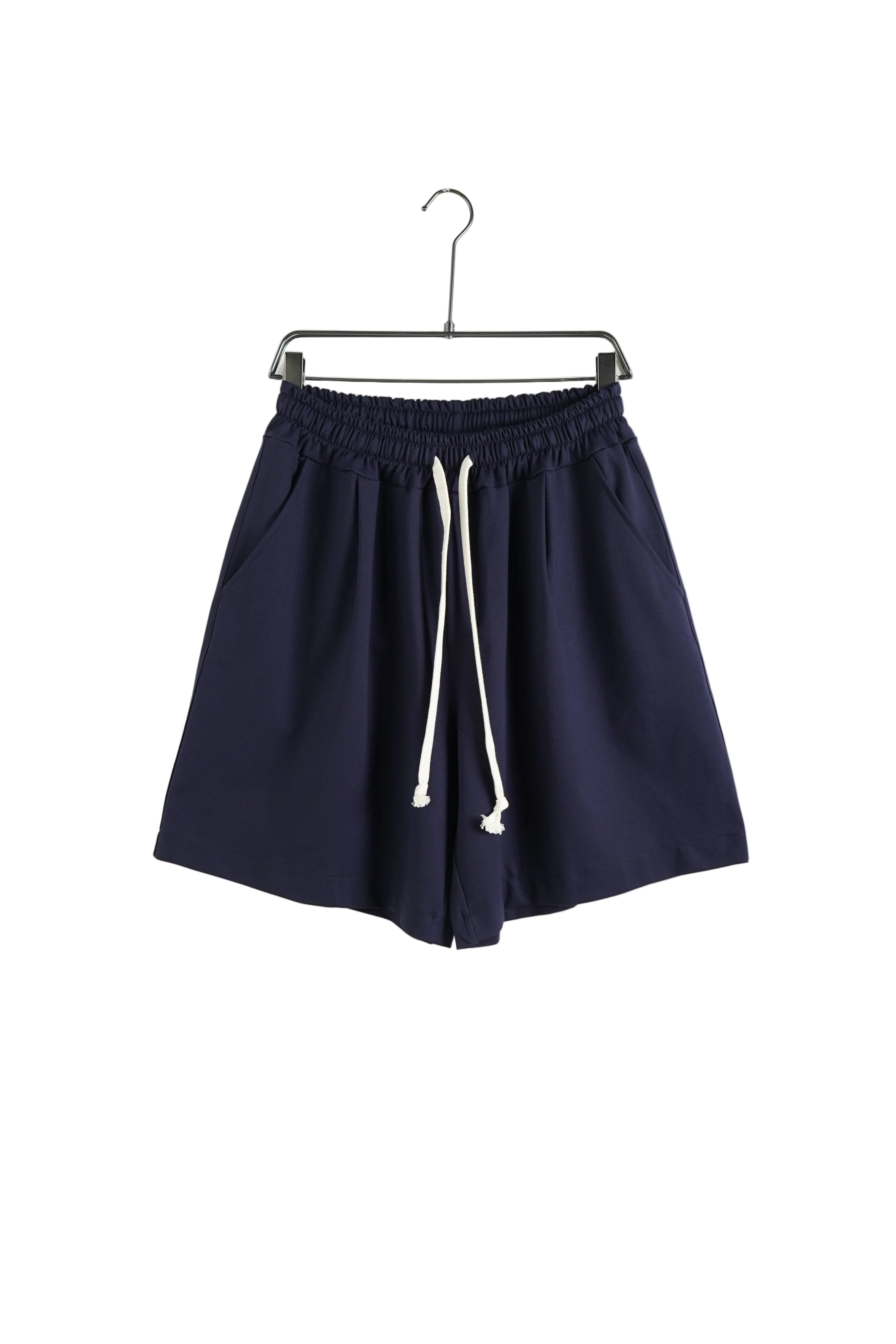 pantaloni scurti barbati bleumarin flexibil si pantaloni scurti bleumarin snur Atelier AXD in tinuta moda urbana cu snur lung vizibil