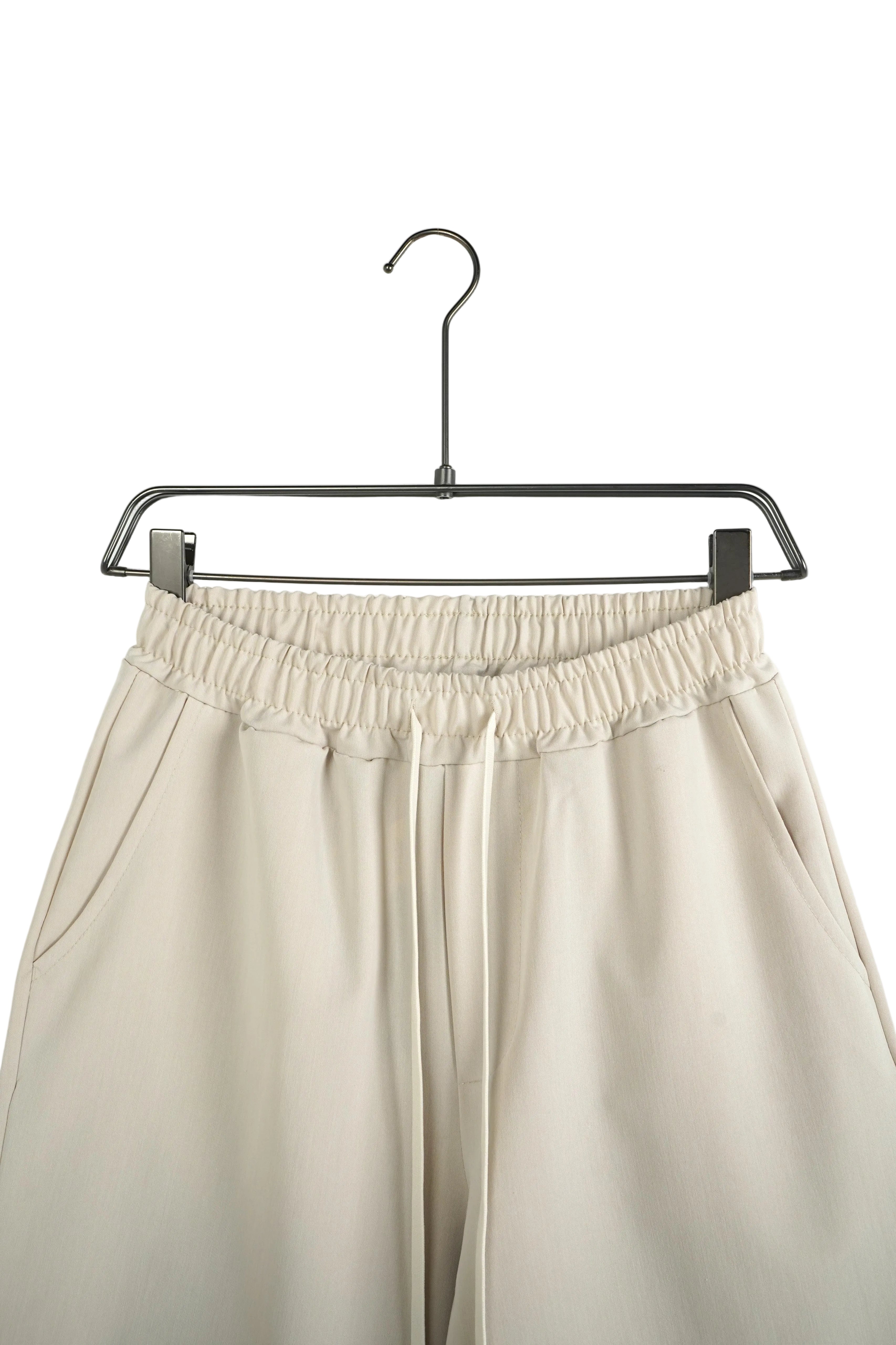 pantaloni scurti barbati crem cu siret lung bermude trening bumbac crem snur l Atelier AXD in tinuta moda urbana cu snur lung vizibil
