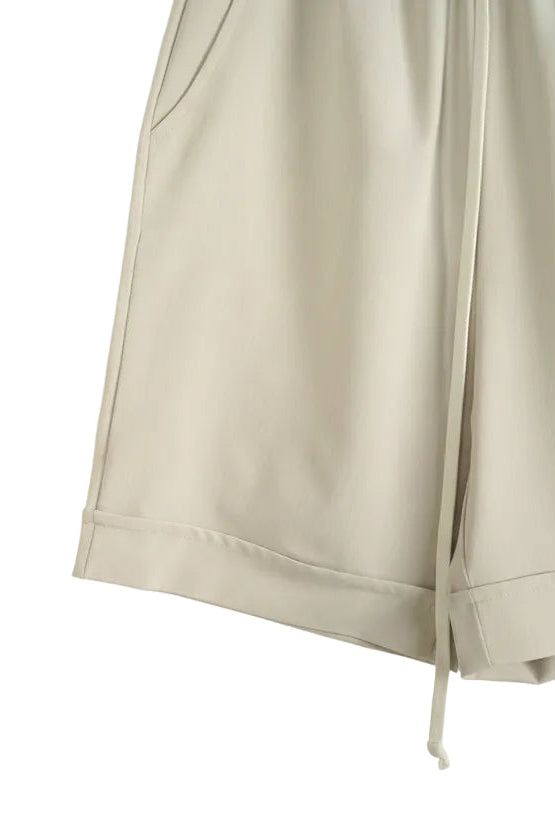 pantaloni scurti barbati crem cu siret lung pantaloni scurti oversize bej sire Atelier AXD in tinuta moda urbana cu snur lung vizibil
