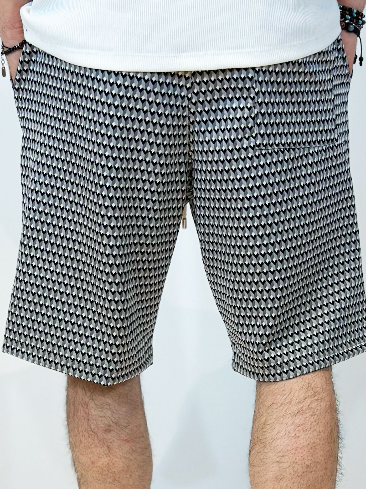 pantaloni scurti barbati gri cu imprimeu pantaloni scurti gri desene romburi s Atelier AXD in tinuta moda urbana cu snur lung vizibil