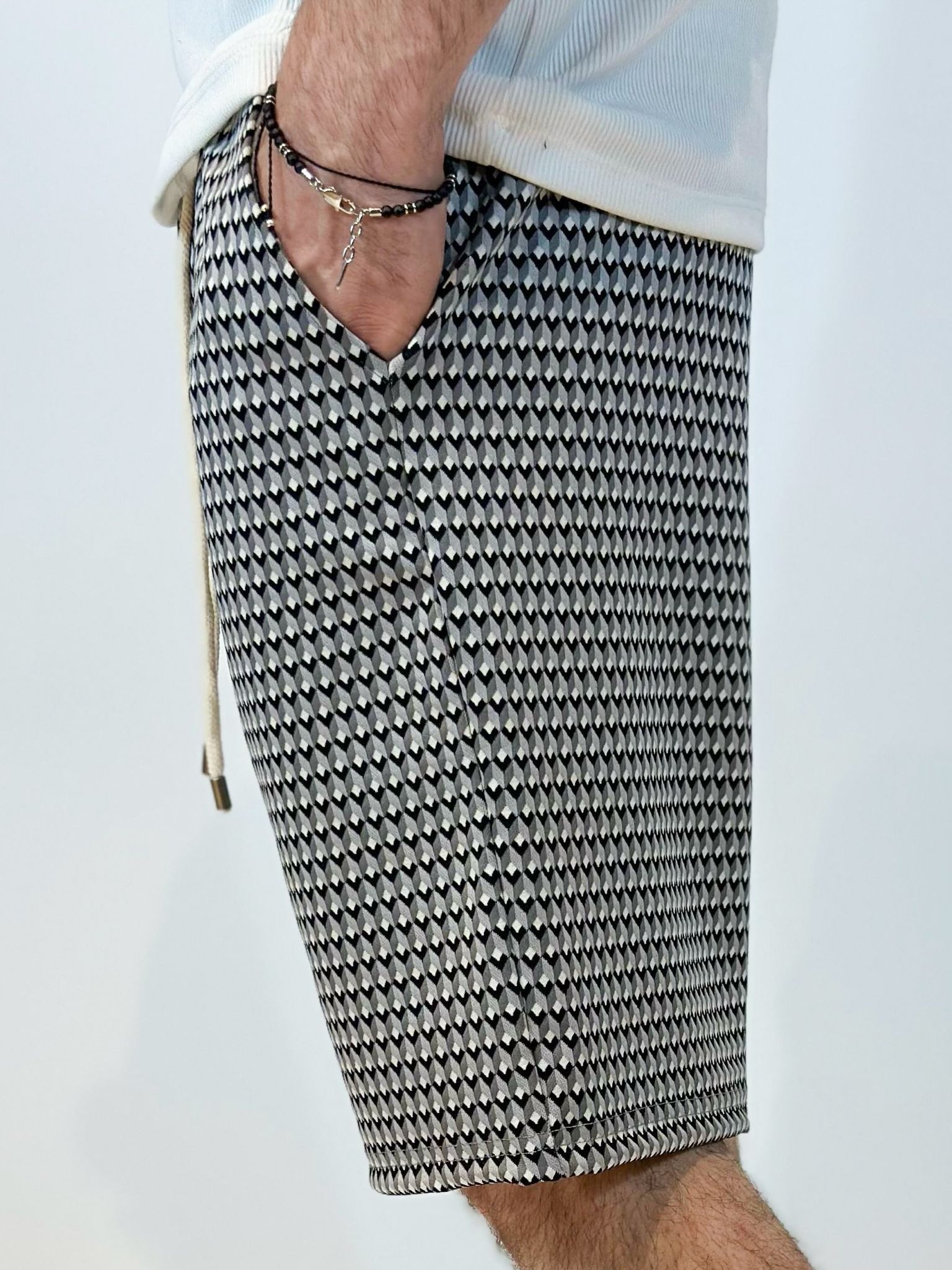 pantaloni scurti barbati gri cu imprimeu pantaloni scurti gri romburi barbati Atelier AXD in tinuta moda urbana cu snur lung vizibil
