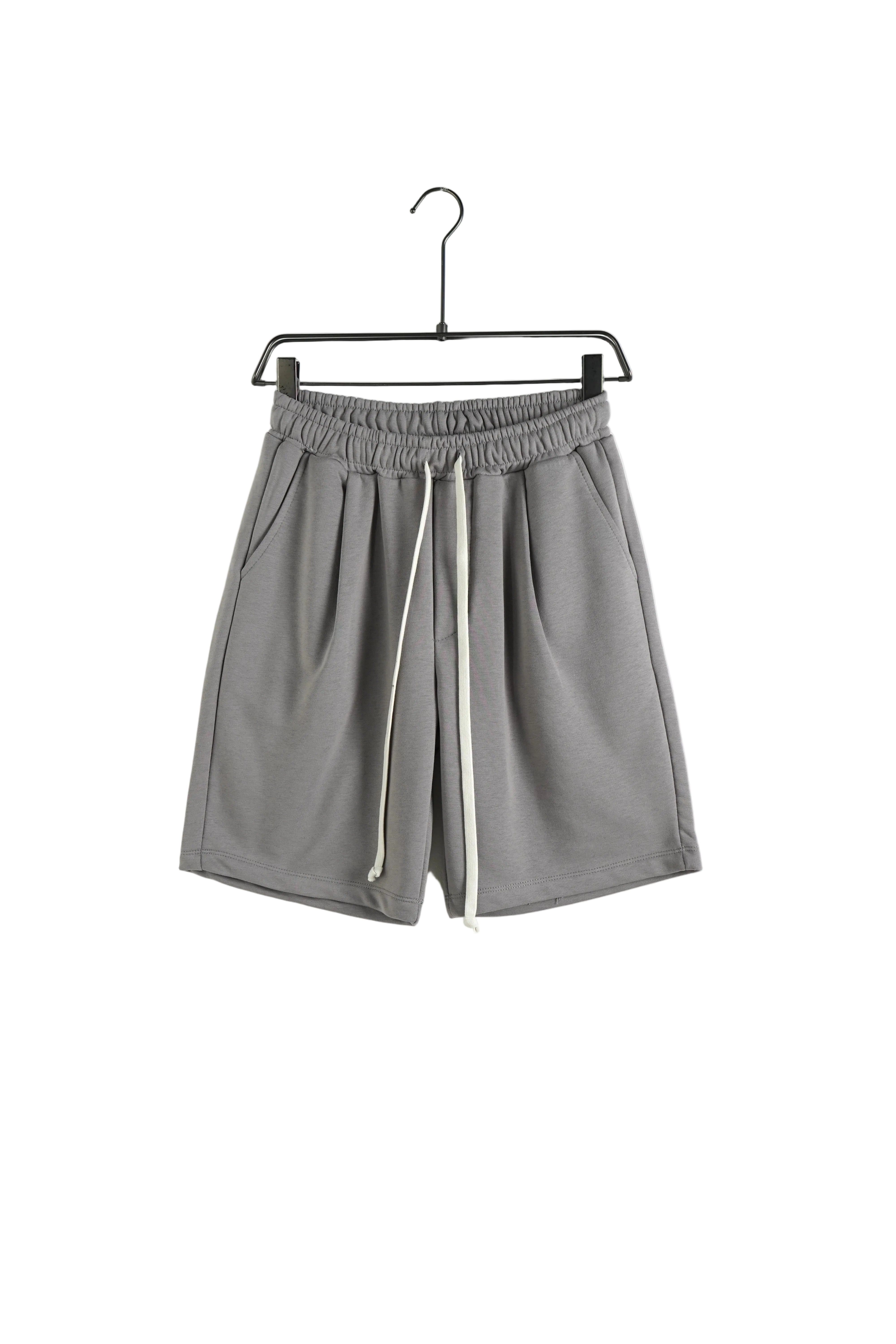 pantaloni scurti barbati gri snur lung ajustab pantaloni scurti gri cu siret l 2 Atelier AXD in tinuta moda urbana cu snur lung vizibil