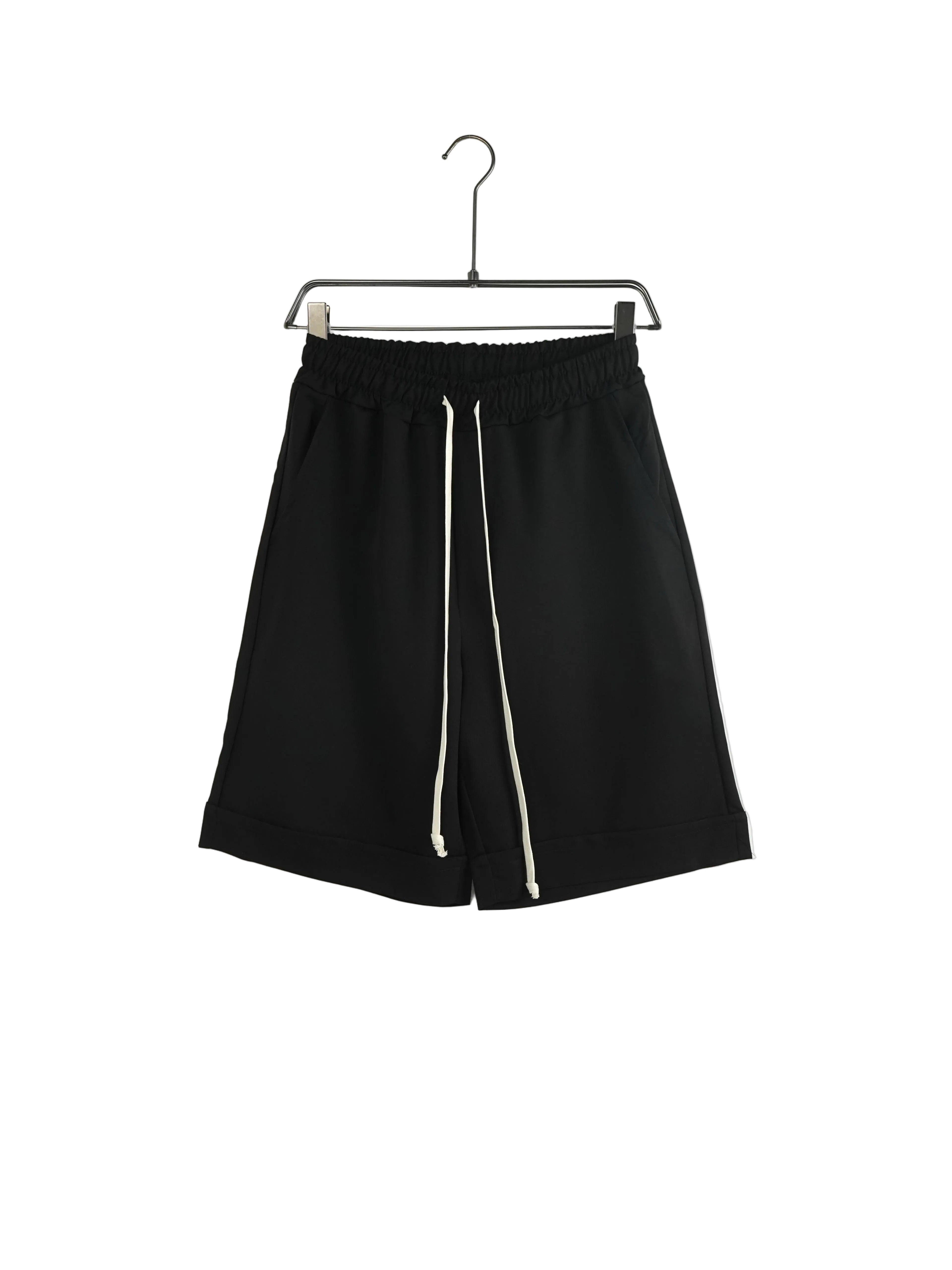 pantaloni scurti barbati negrii cu siret lung pantaloni scurti barbati negri s 2 Atelier AXD in tinuta moda urbana cu snur lung vizibil