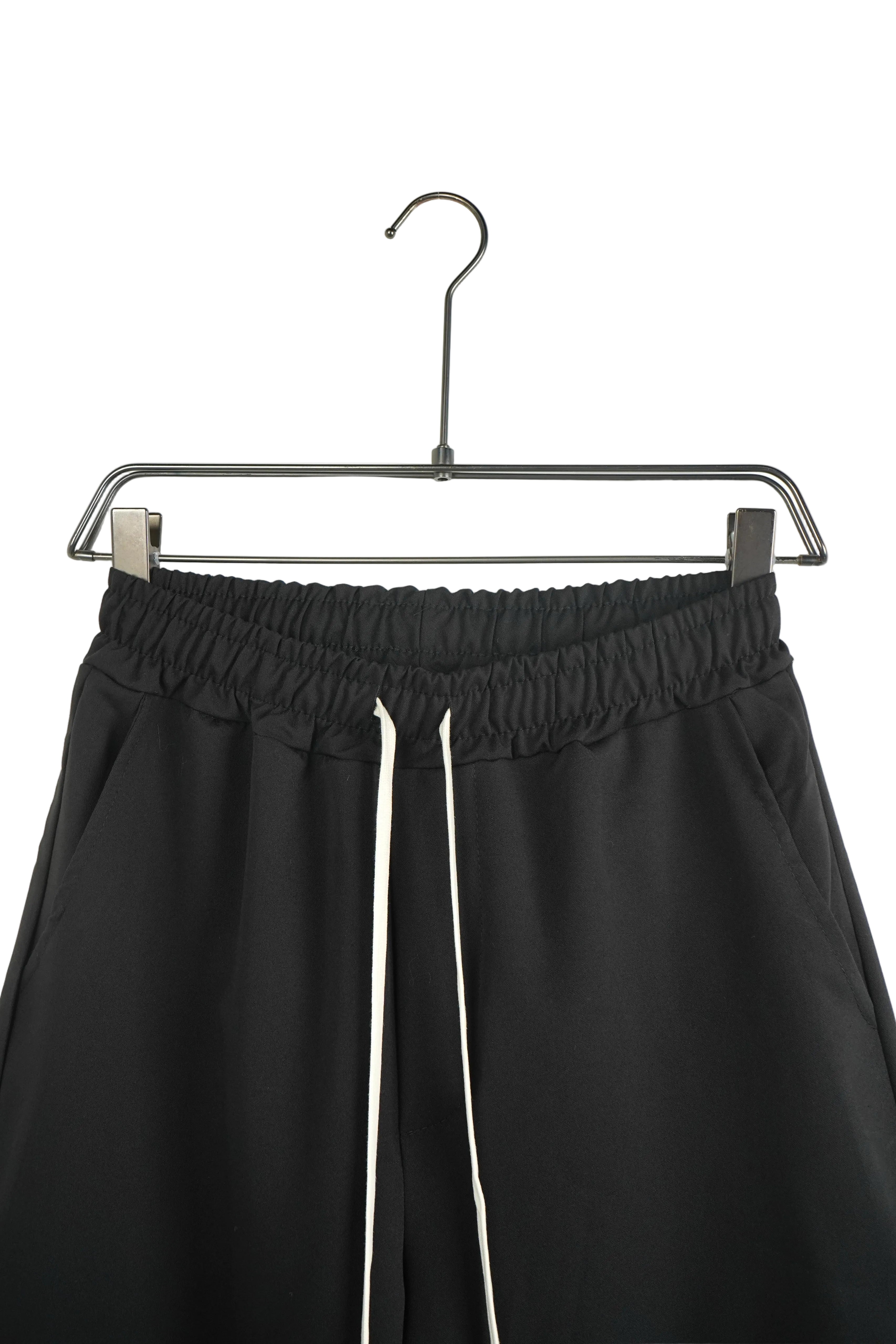 pantaloni scurti barbati negrii cu siret lung pantaloni scurti negri casual sn Atelier AXD in tinuta moda urbana cu snur lung vizibil