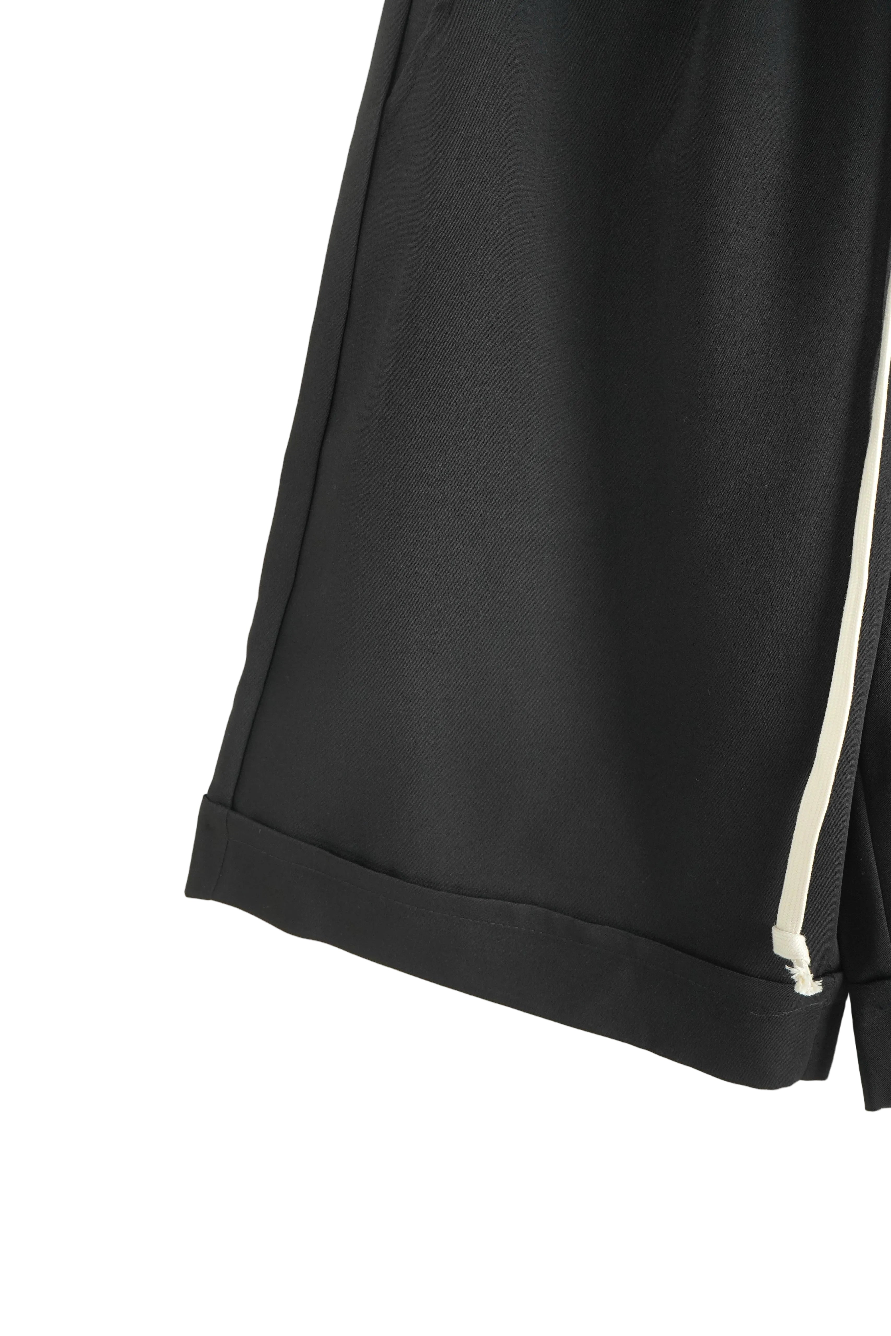 pantaloni scurti barbati negrii cu siret lung pantaloni scurti negri snur sire Atelier AXD in tinuta moda urbana cu snur lung vizibil