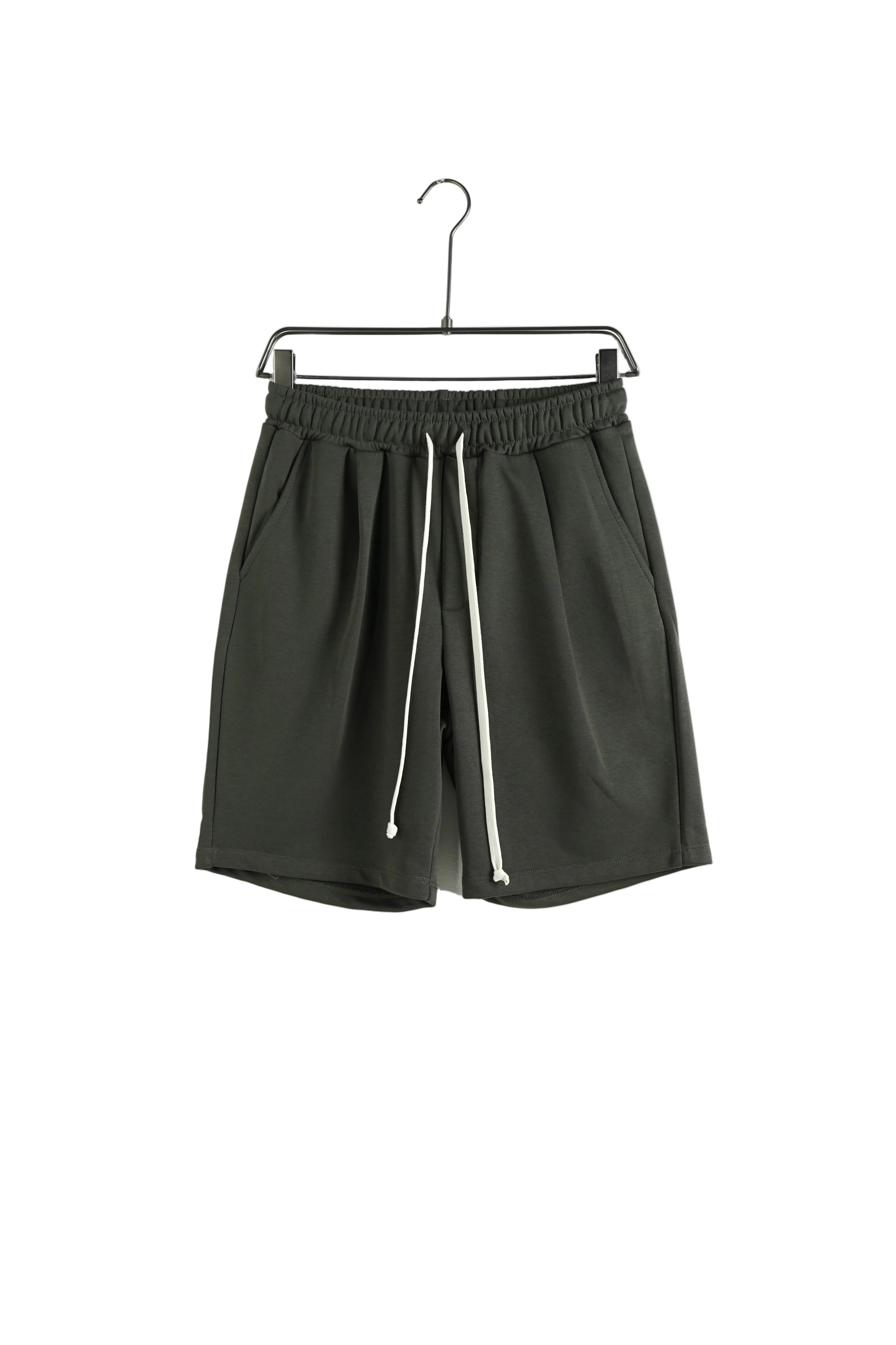 pantaloni scurti barbati verde militar snur lung kaki 2 Atelier AXD in tinuta moda urbana cu snur lung vizibil