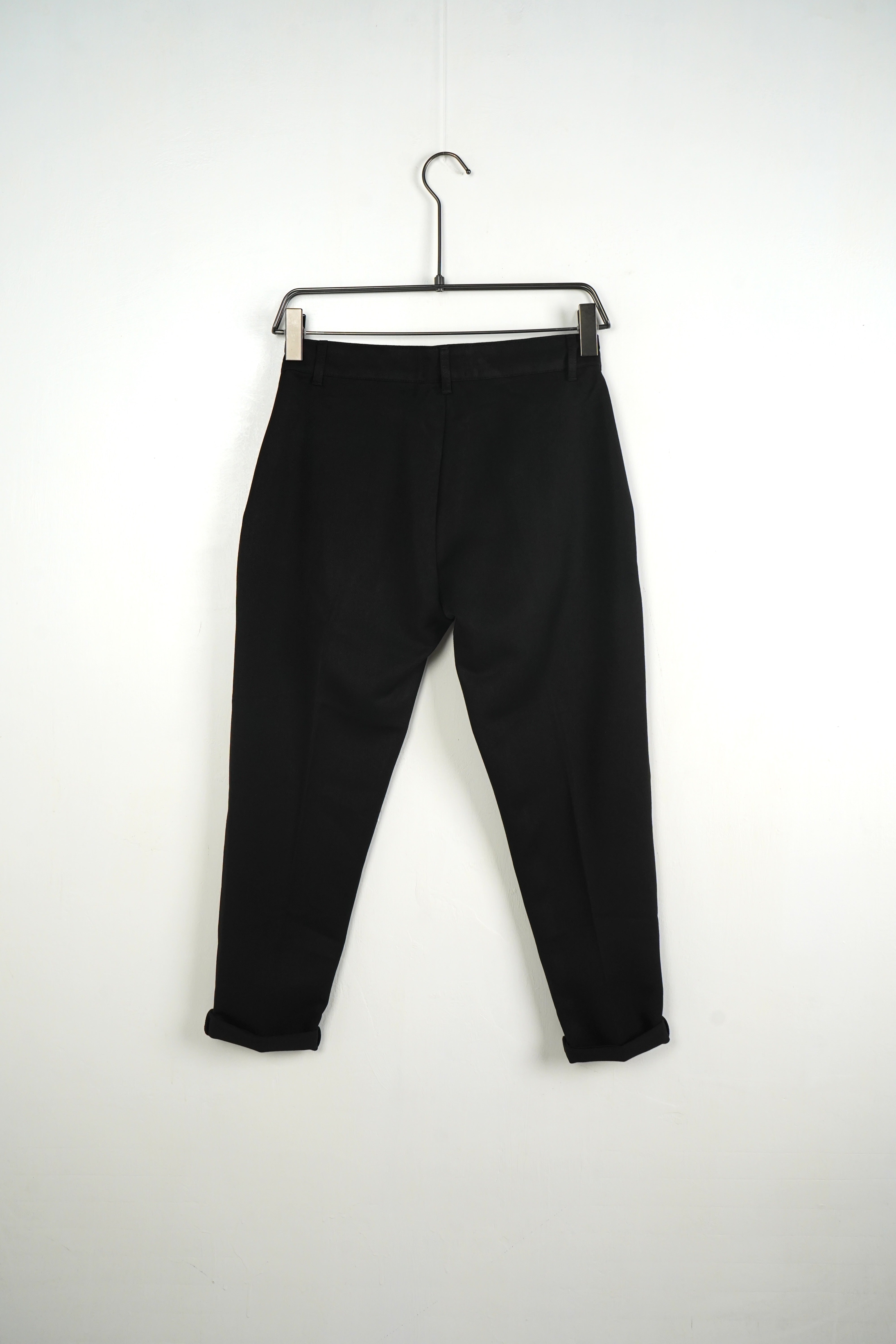 pantaloni slim eleganti pentru barbati 2 Atelier AXD in tinuta moda urbana cu snur lung vizibil
