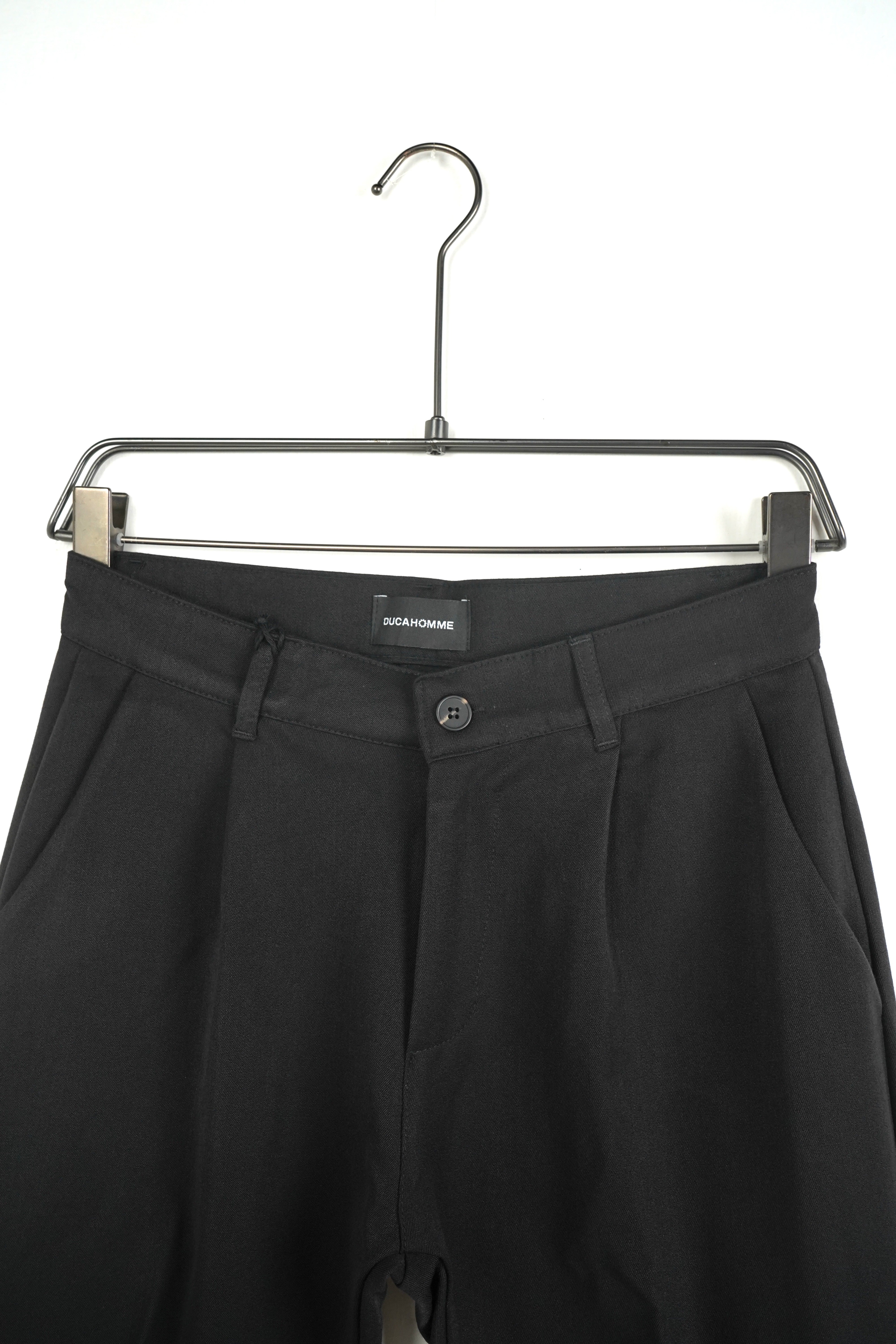 pantaloni slim eleganti pentru barbati 4 Atelier AXD in tinuta moda urbana cu snur lung vizibil