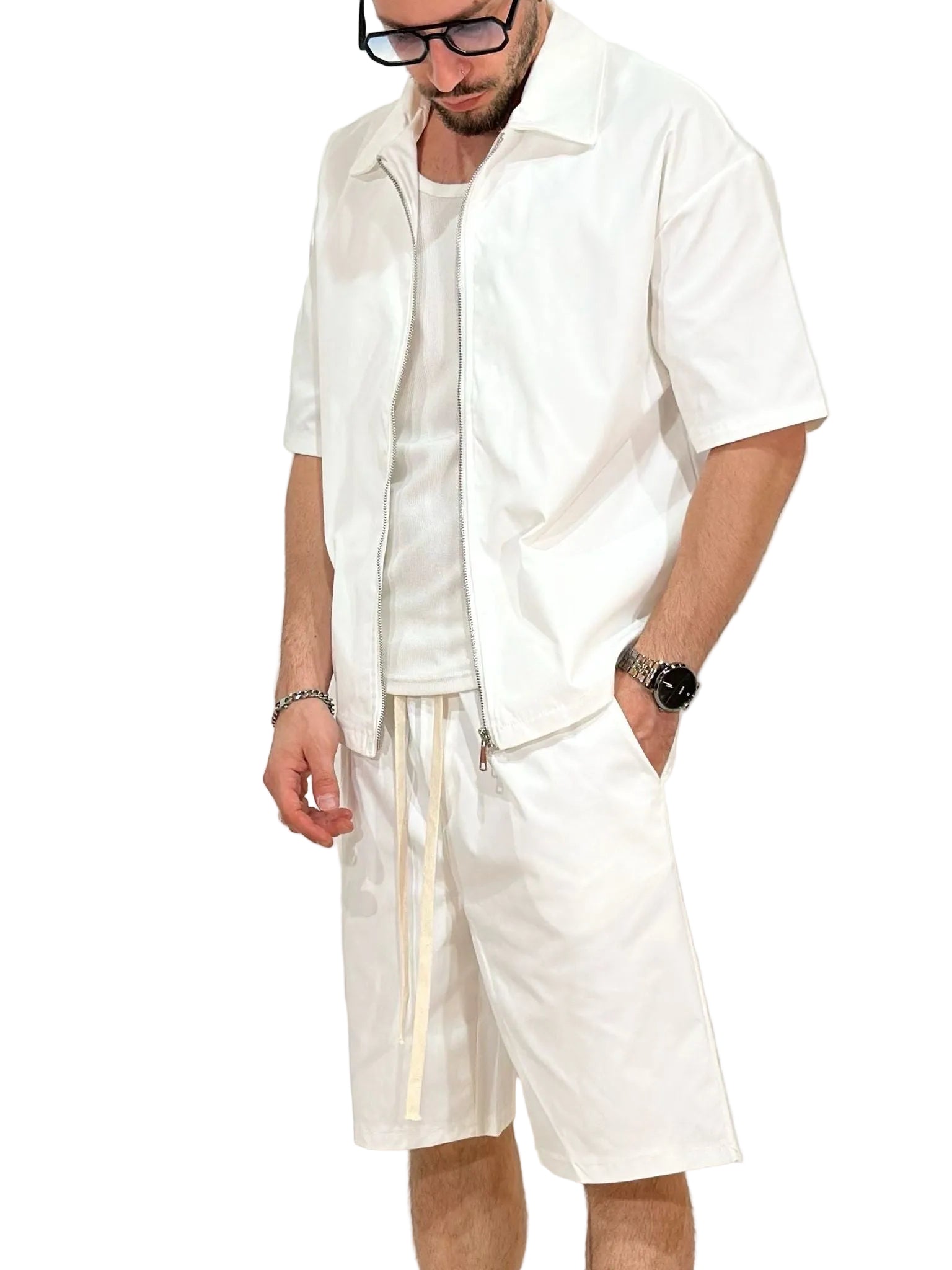 set barbati ti alb pantaloni scur ti c8 2 Atelier AXD in tinuta moda urbana cu snur lung vizibil