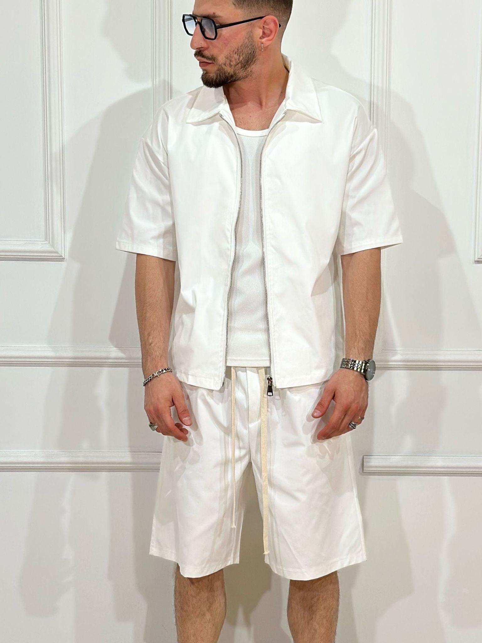 set barbati ti alb pantaloni scur ti c8 3 Atelier AXD in tinuta moda urbana cu snur lung vizibil