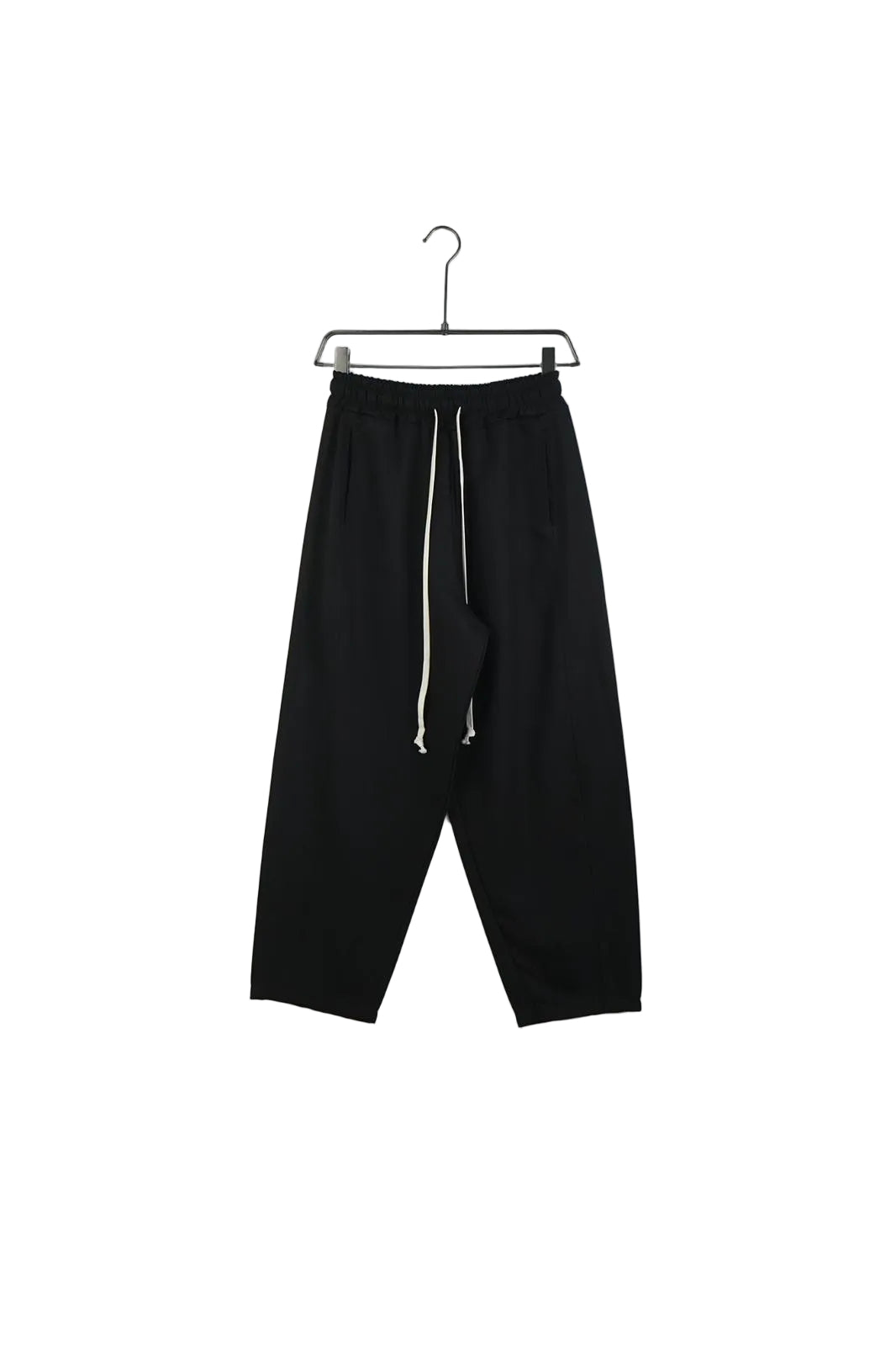set barbati ti casual negru tricou si pantaloni pantaloni negri barbati siret l Atelier AXD in tinuta moda urbana cu snur lung vizibil