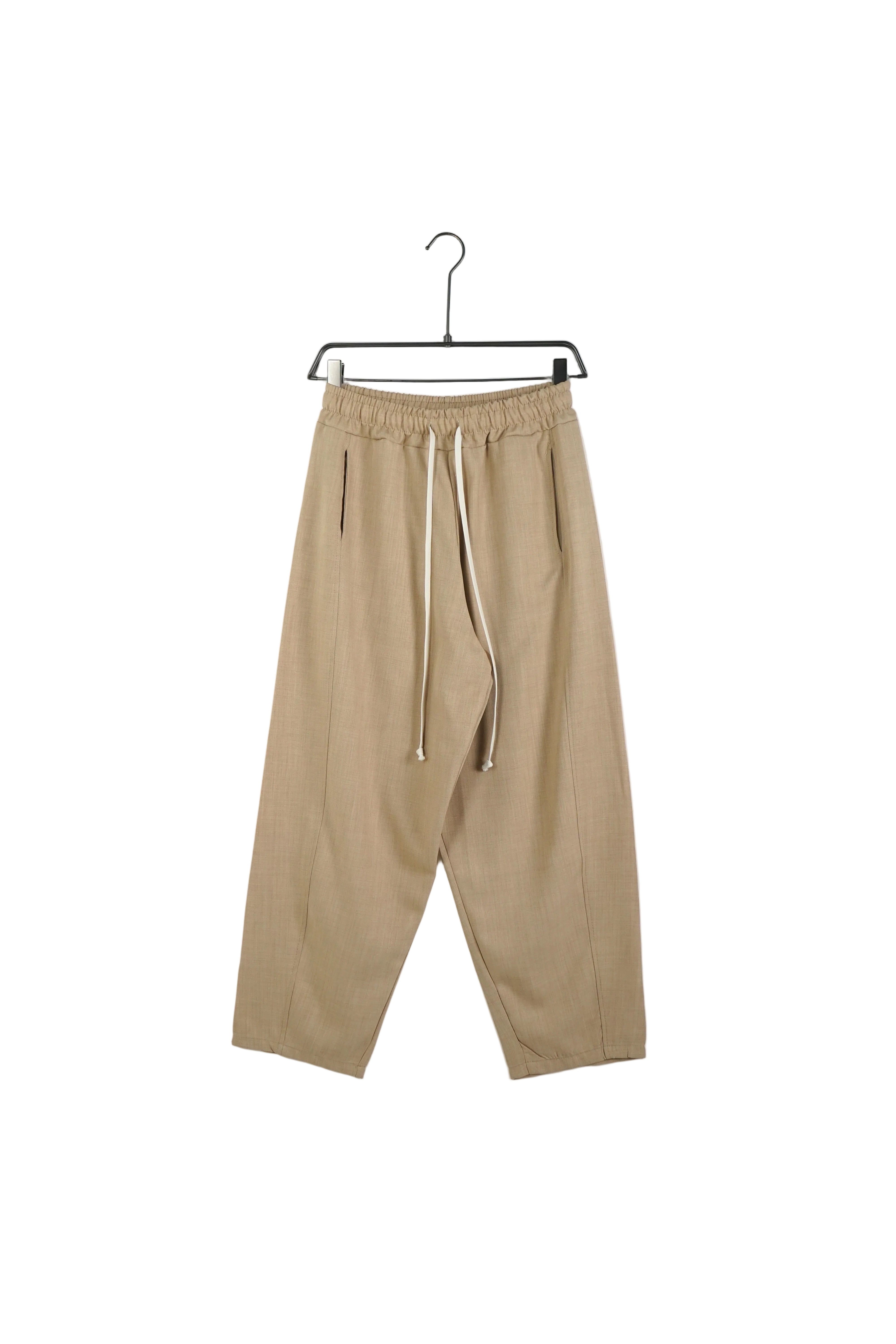 set compleu bej barbati tricou cu fermoar si p pantaloni bej barbati siret lun Atelier AXD in tinuta moda urbana cu snur lung vizibil
