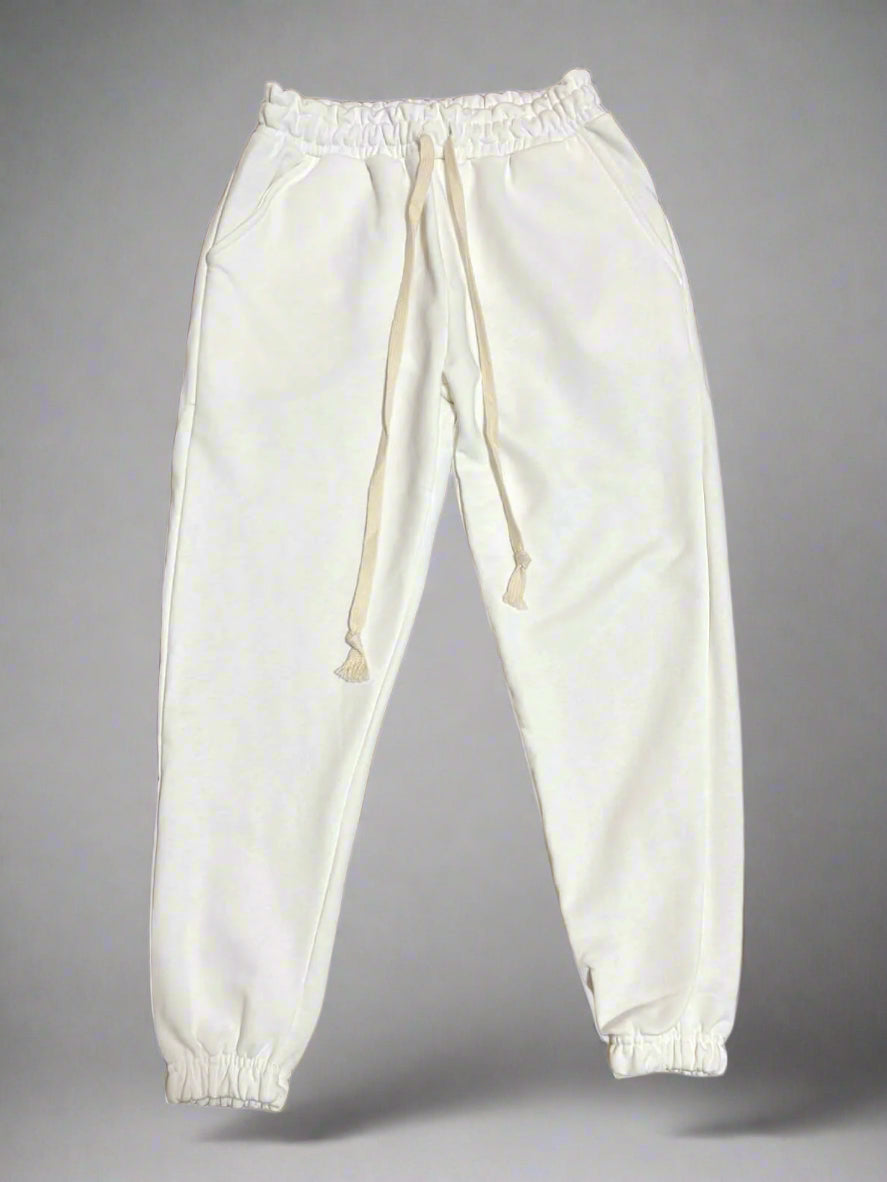 sitemap blogs 1 xml pantaloni jogger albi atelier axd f13b 406c 8a49 Atelier AXD in tinuta moda urbana cu snur lung vizibil