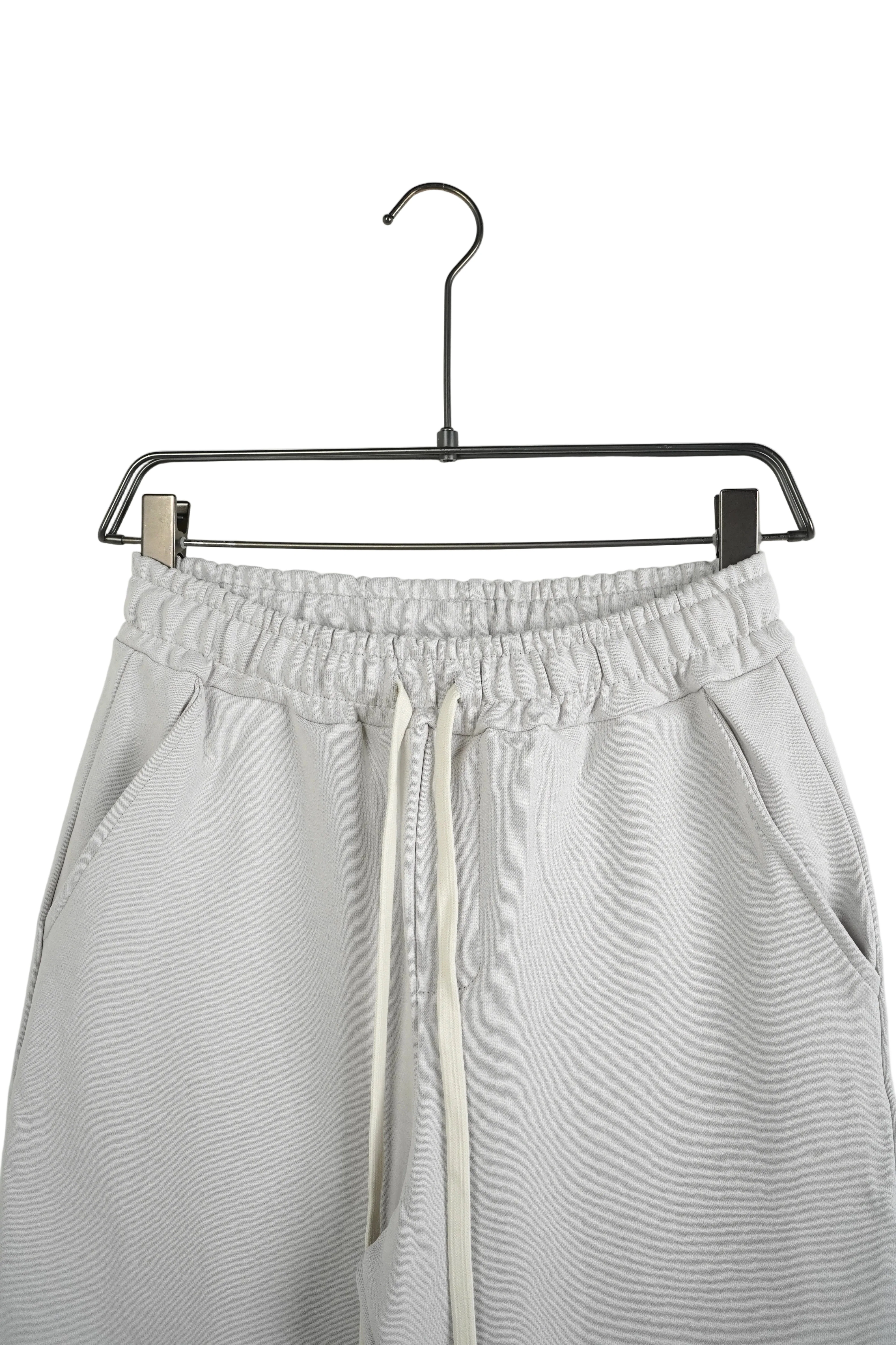 pantaloni cu snur lung purtati de persoana reala pentru Cum alegi culoarea la pantaloni cu snur lung: ghid vizual, imagine principala stil Atelier AXD