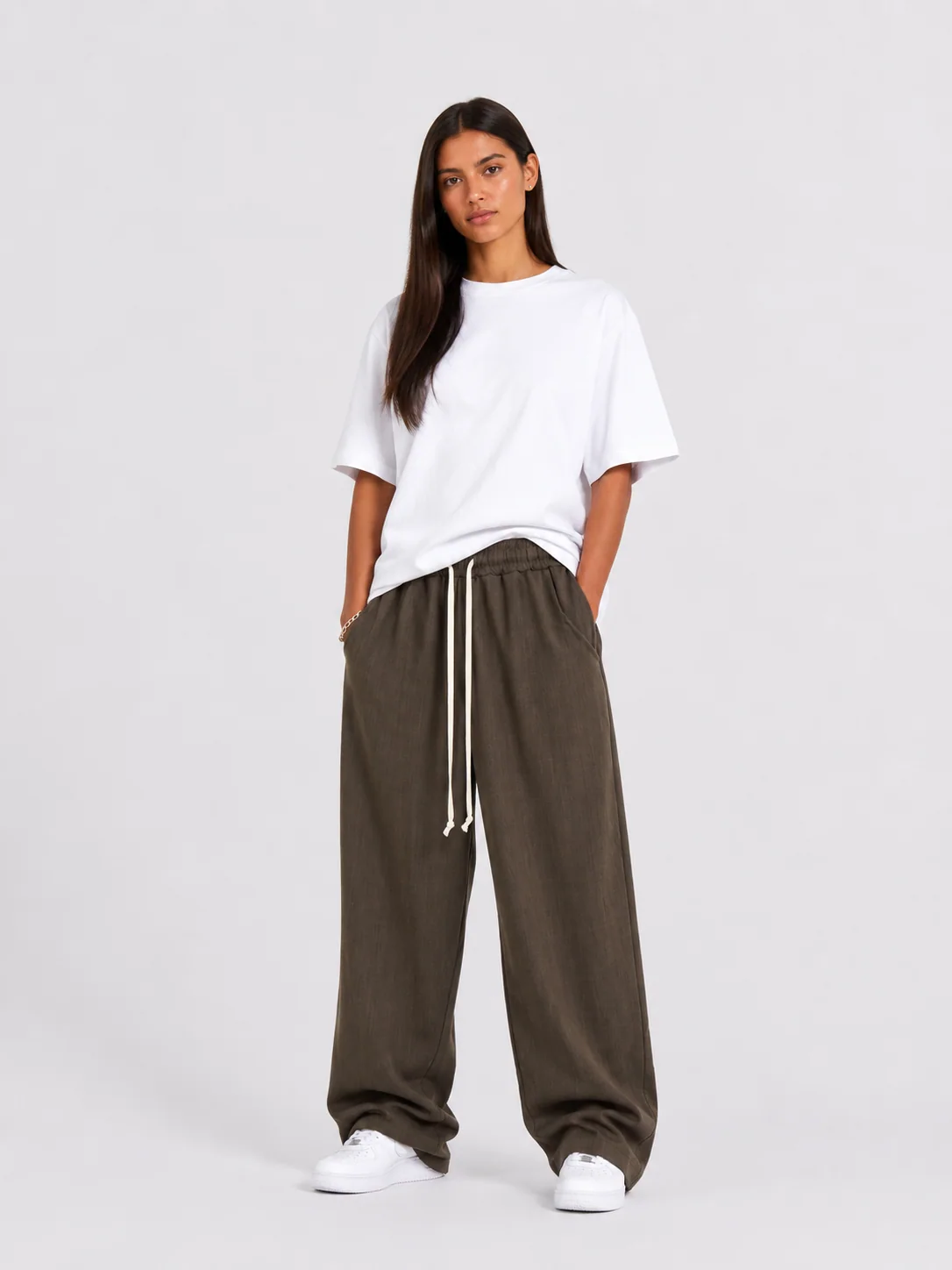 pantaloni cu snur lung purtati de persoana reala pentru Cum faci nod la snurul pantalonilor, tinuta completa in context urban stil Atelier AXD