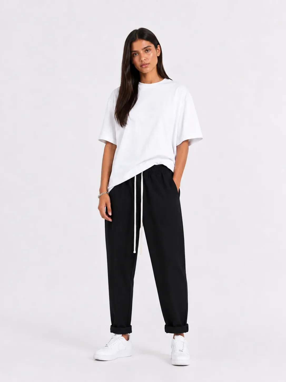 pantaloni cu snur lung purtati de persoana reala pentru Outfituri monocrome streetwear, variatie vizuala pentru inspiratie stil Atelier AXD