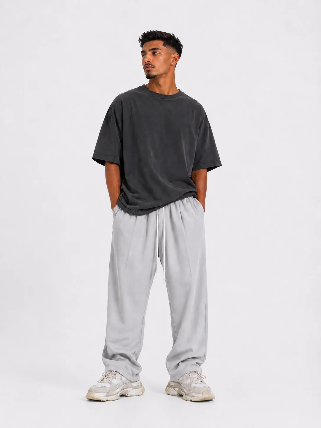 pantaloni cu snur lung purtati de persoana reala pentru Pantaloni albi cu snur lung: ghid vizual, detaliu de material si croiala stil Atelier AXD