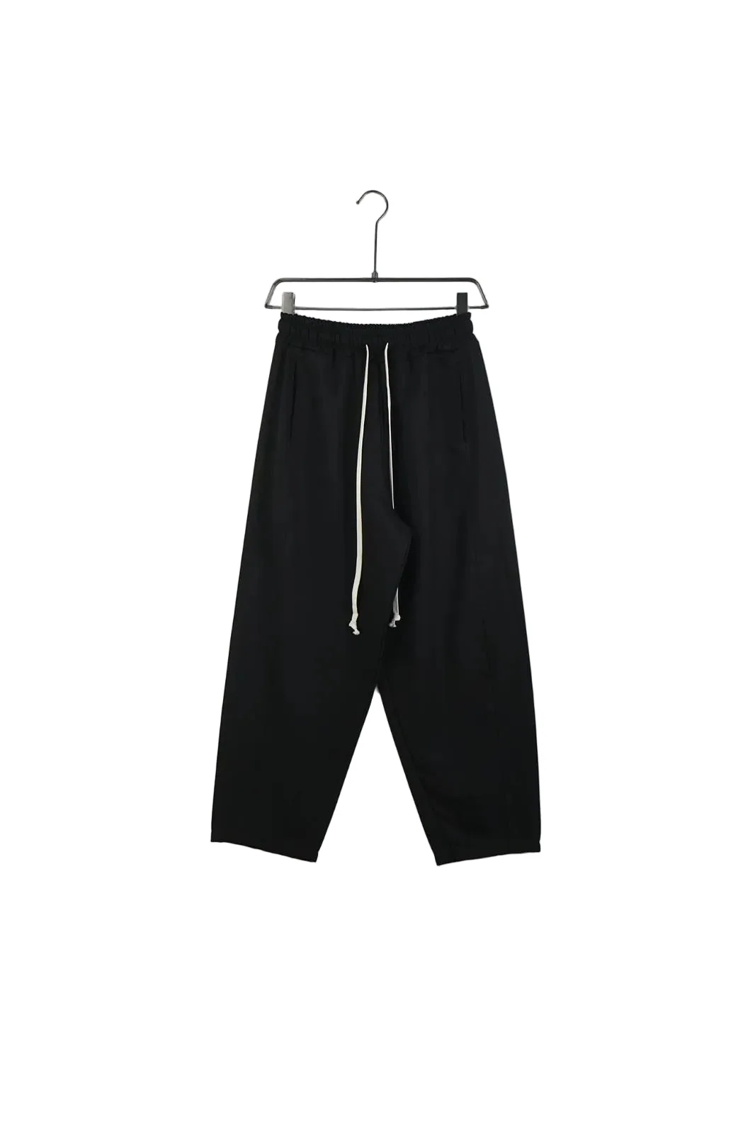 pantaloni cu snur lung purtati de persoana reala pentru Pantaloni barbati cu siret lung: idei de outfit, detaliu de material si croiala stil Atelier AXD