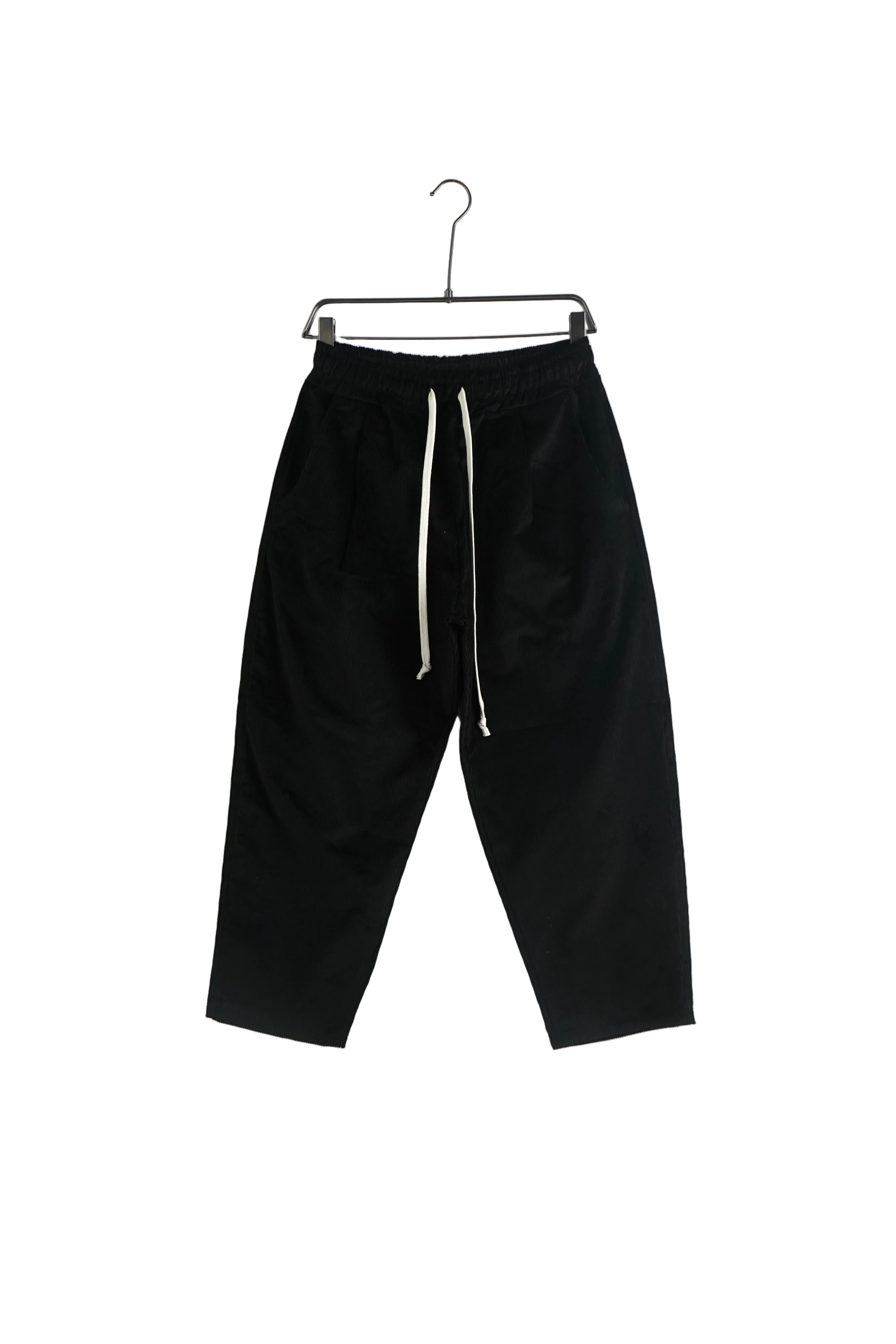 pantaloni cu snur lung purtati de persoana reala pentru Pantaloni barbati cu siret lung: idei de outfit, tinuta completa in context urban stil Atelier AXD