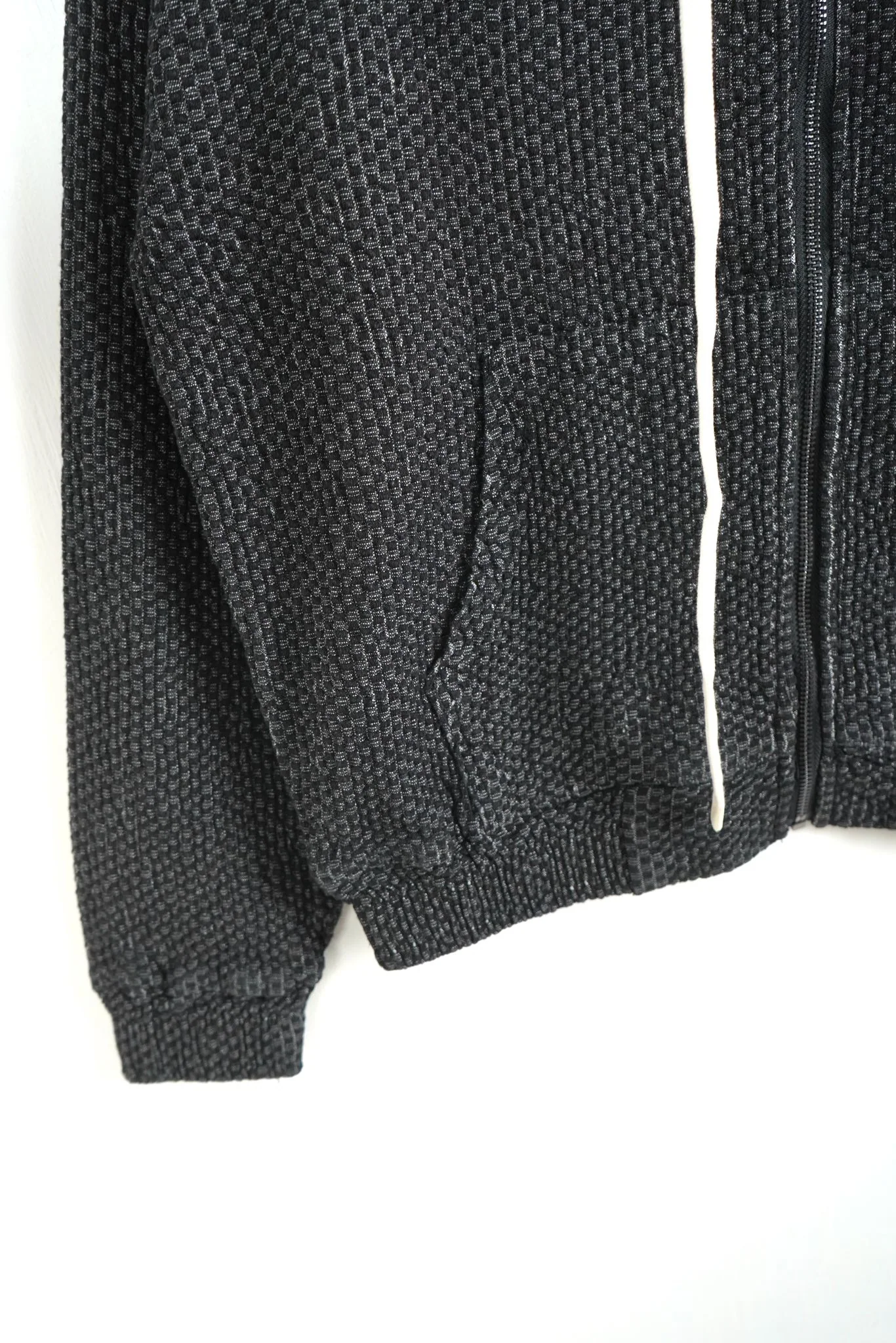 pantaloni cu snur lung purtati de persoana reala pentru Pantaloni cu snur lung daca esti inalt: ghid vizual, tinuta completa in context urban stil Atelier A