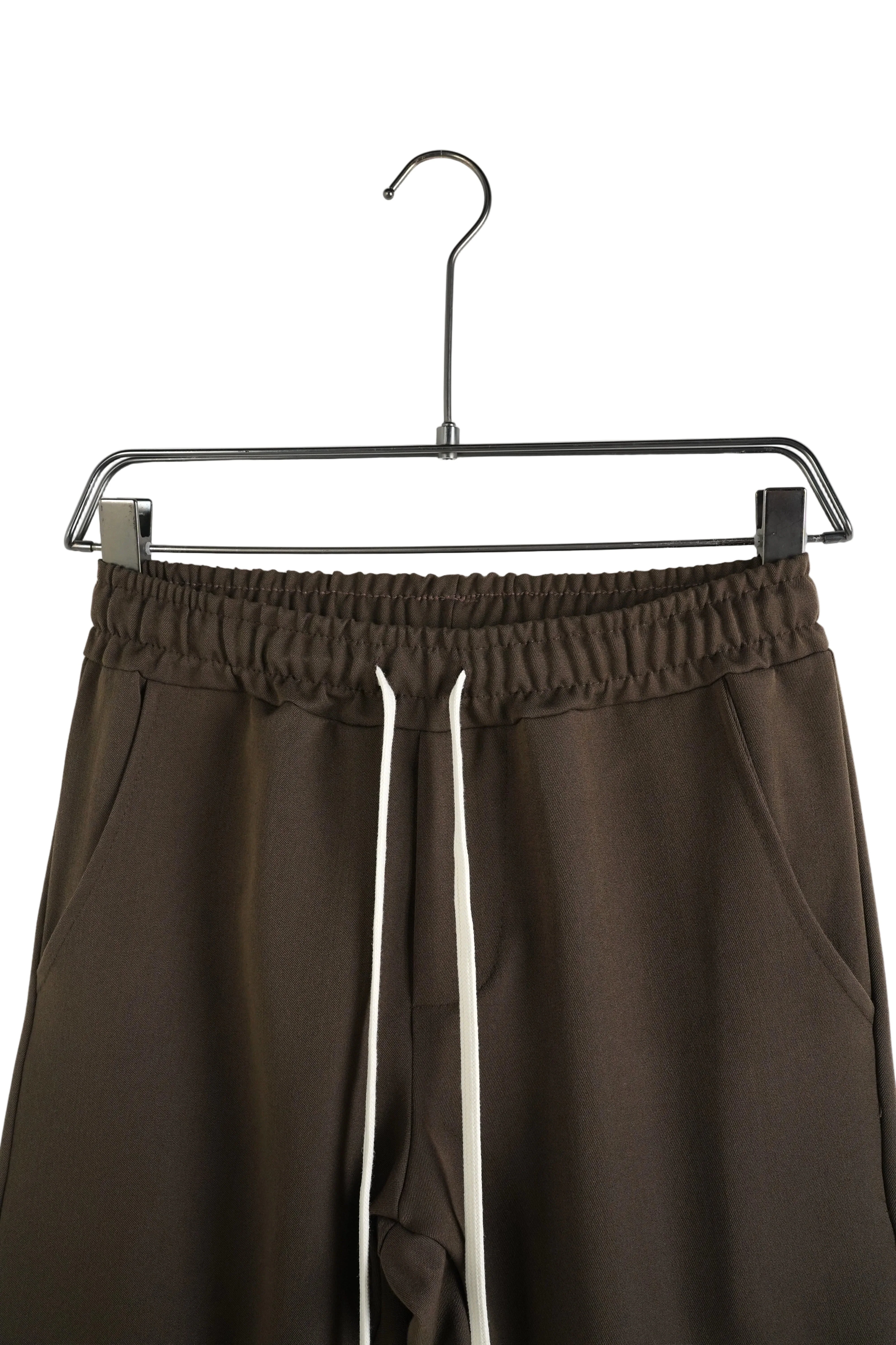 pantaloni cu snur lung purtati de persoana reala pentru Pantaloni cu snur lung in tinute monocrome: ghid vizual, detaliu de material si croiala stil Atelier