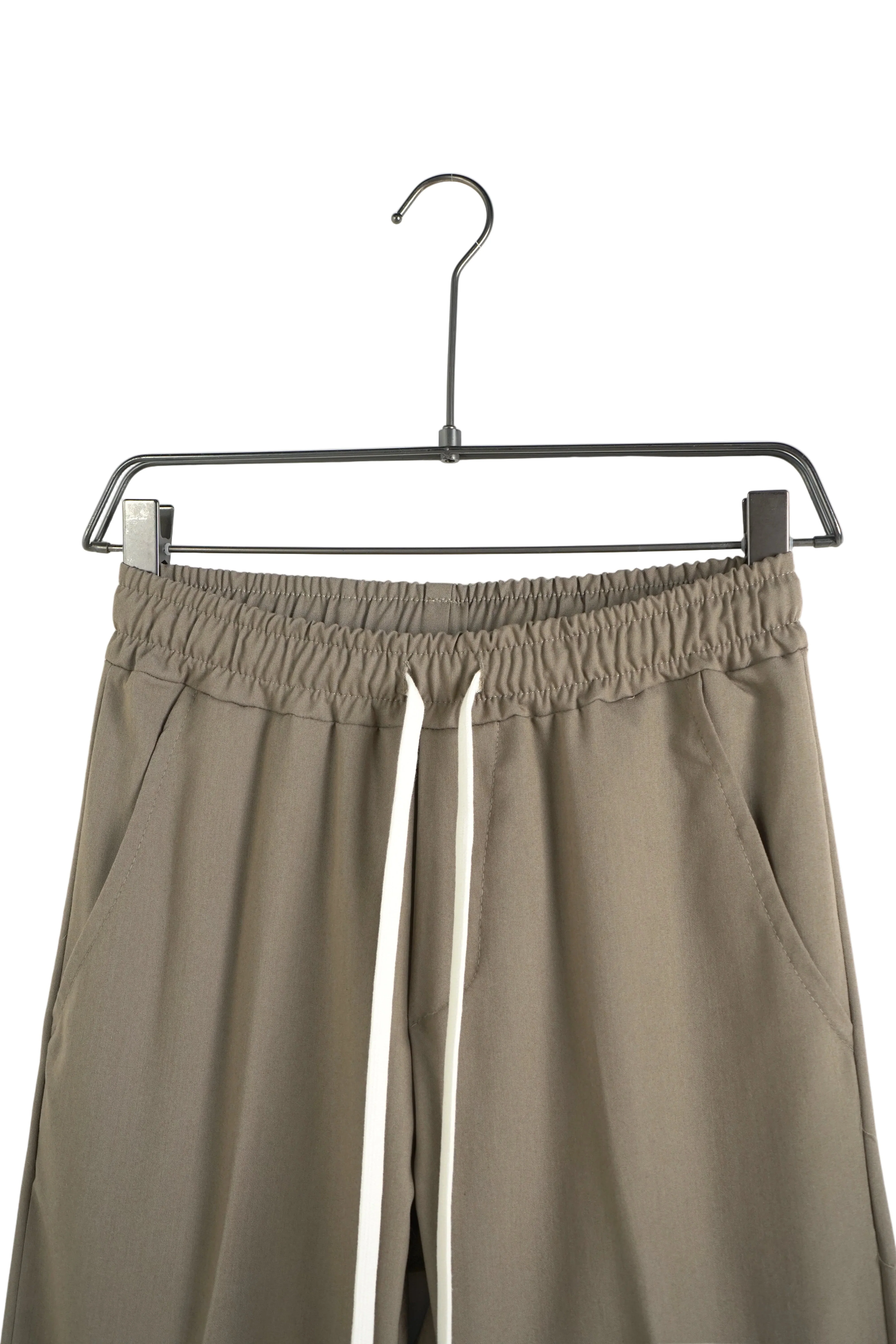 pantaloni cu snur lung purtati de persoana reala pentru Pantaloni cu snur lung in tinute monocrome: ghid vizual, tinuta completa in context urban stil Ateli