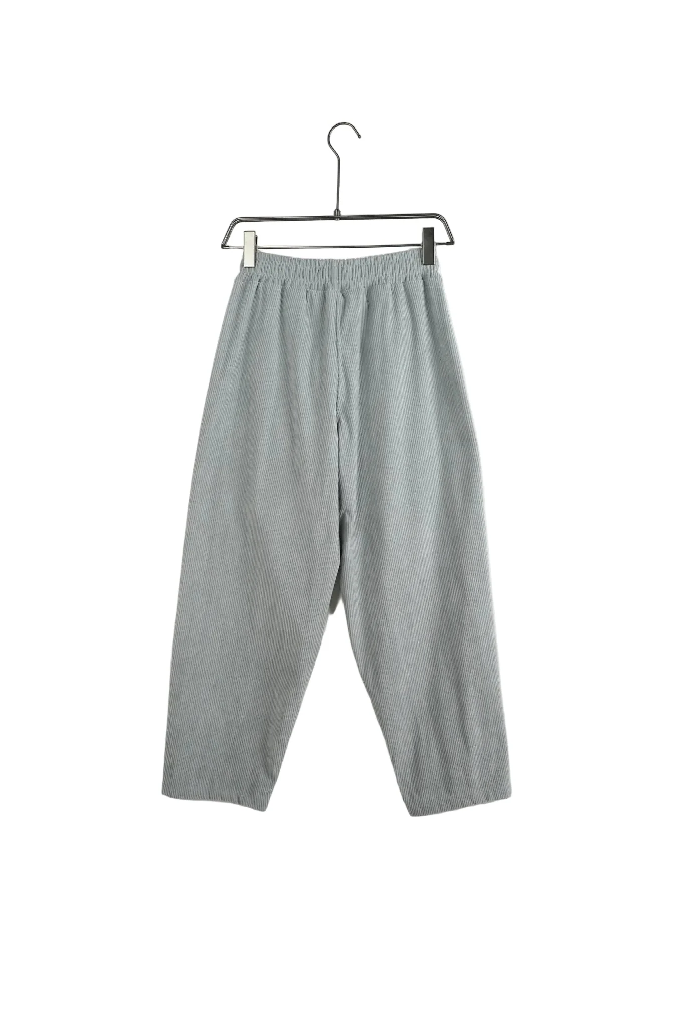 pantaloni cu snur lung purtati de persoana reala pentru Pantaloni cu snur lung pentru facultate: ghid vizual, imagine principala stil Atelier AXD