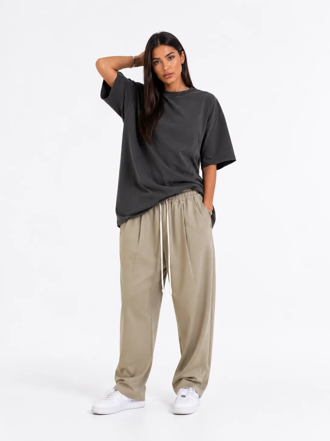 pantaloni cu snur lung purtati de persoana reala pentru Pantaloni cu snur lung pentru oras: ghid vizual, tinuta completa in context urban stil Atelier AXD