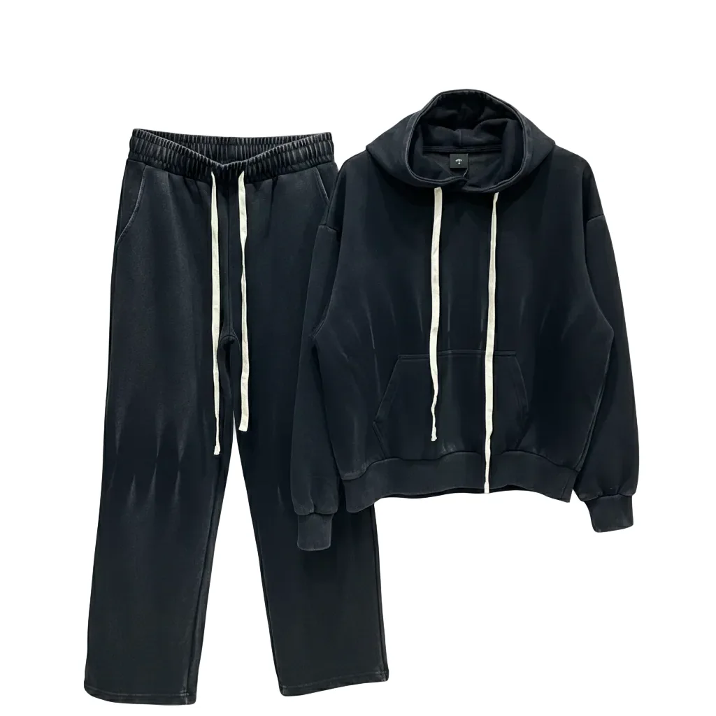 Pantaloni cu snur lung si sneakers: cum ii porti