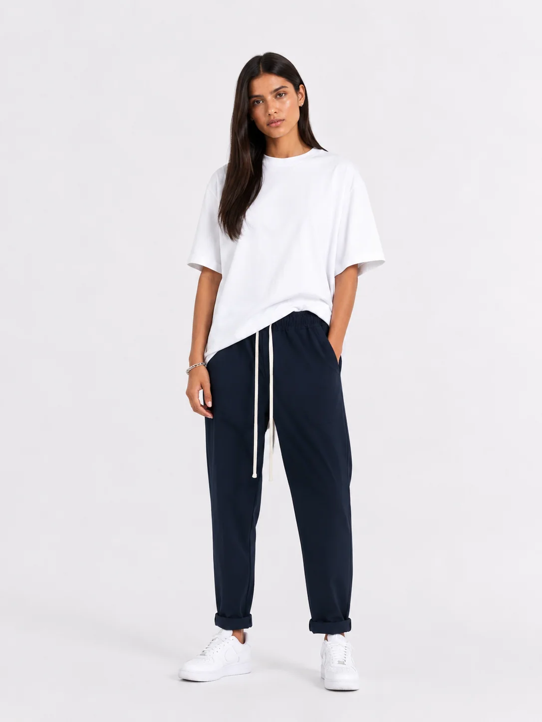 Pantaloni cu snur lung si sneakers: ghid vizual