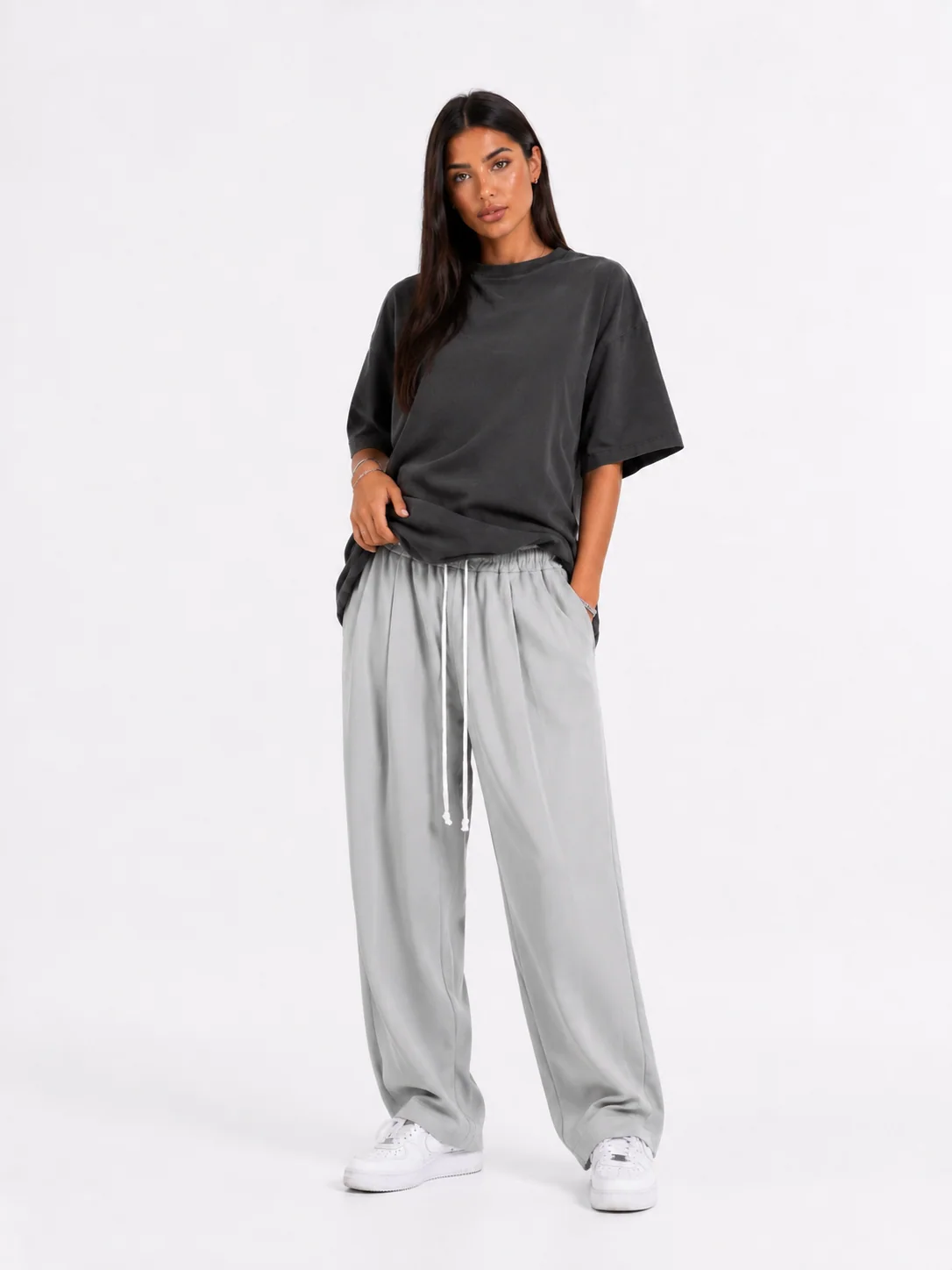 pantaloni cu snur lung purtati de persoana reala pentru Pantaloni cu snur lung si sneakers: ghid vizual, variatie vizuala pentru inspiratie stil Atelier AXD