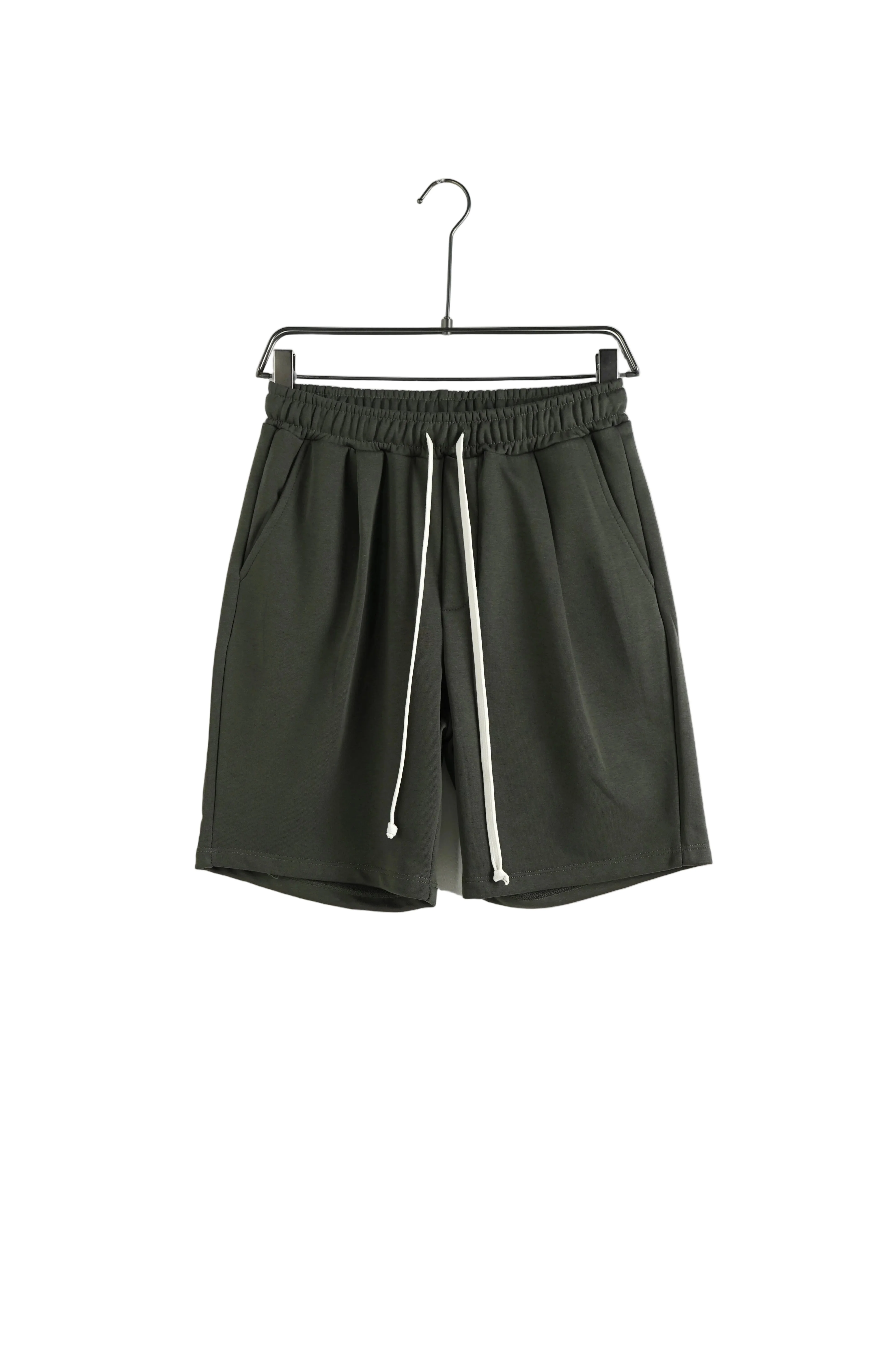 pantaloni cu snur lung purtati de persoana reala pentru Pantaloni maro cu snur lung: ghid vizual, detaliu de material si croiala stil Atelier AXD