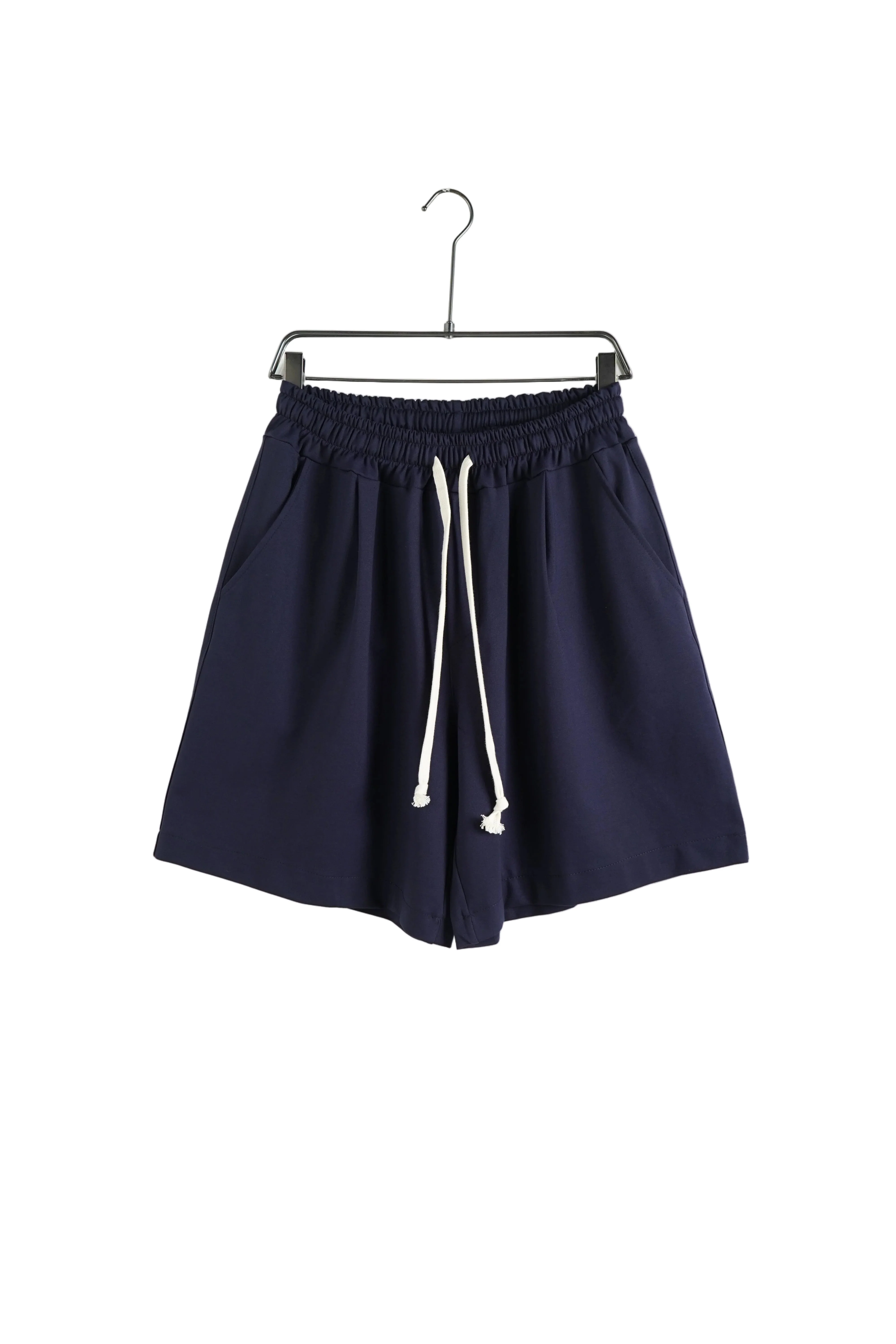 pantaloni cu snur lung purtati de persoana reala pentru Pantaloni maro cu snur lung: ghid vizual, tinuta completa in context urban stil Atelier AXD