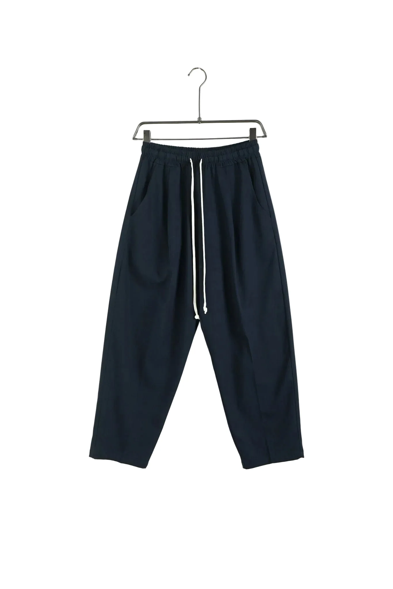 pantaloni cu snur lung purtati de persoana reala pentru Pantaloni negri cu snur lung: ghid vizual, detaliu de material si croiala stil Atelier AXD