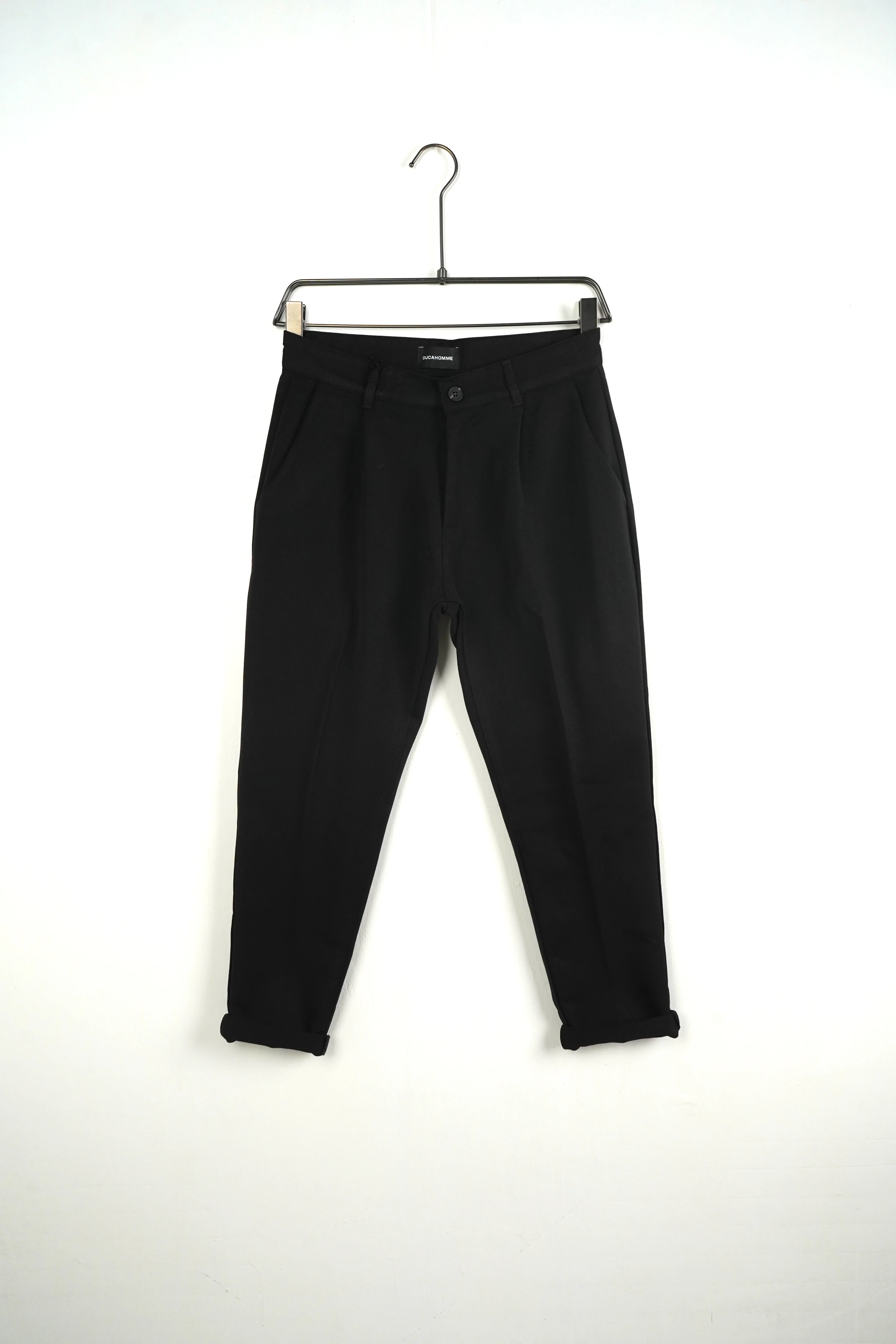 pantaloni cu snur lung purtati de persoana reala pentru Pantaloni negri cu snur lung: ghid vizual, tinuta completa in context urban stil Atelier AXD