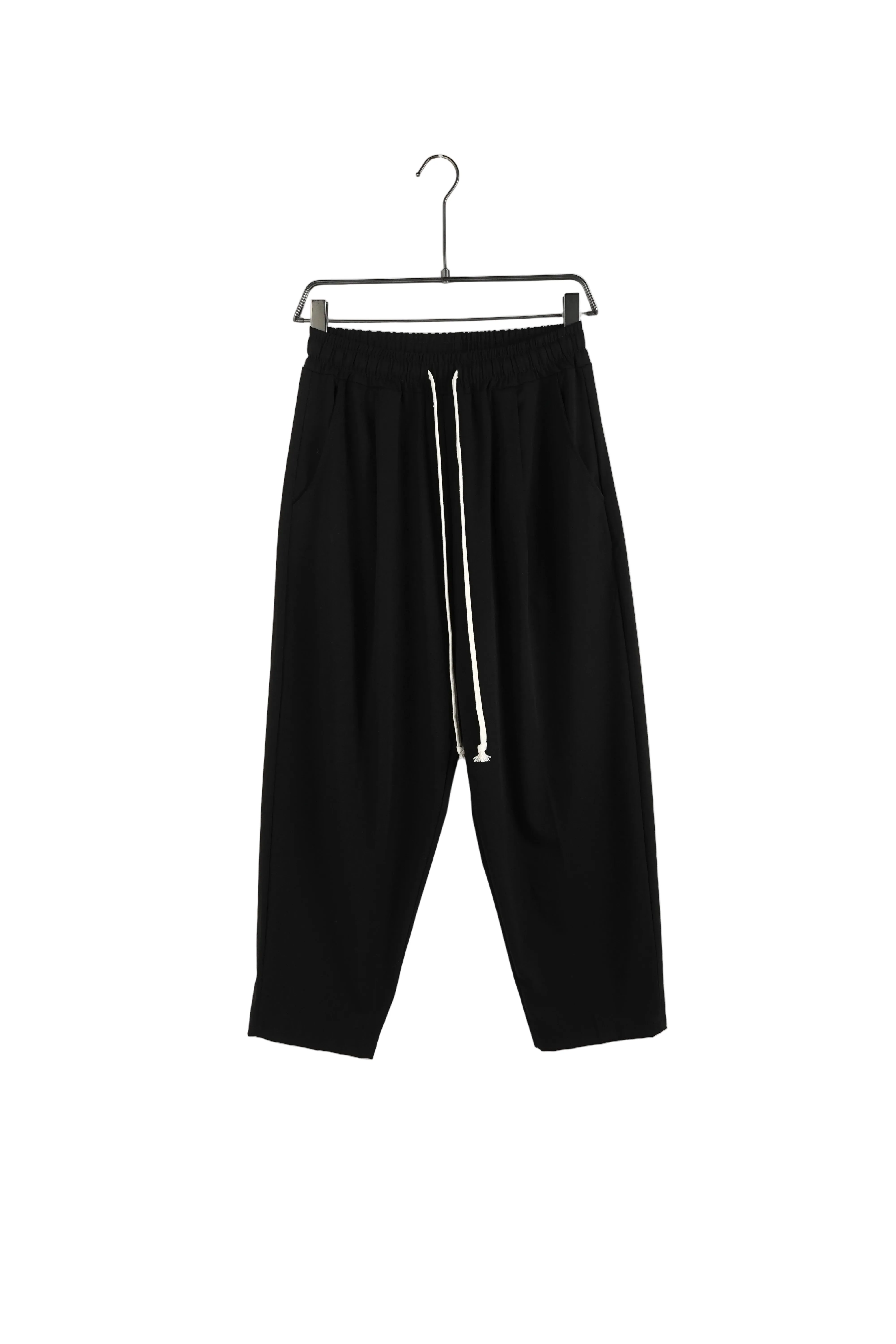 pantaloni cu snur lung purtati de persoana reala pentru Pantaloni negri cu snur lung: ghid vizual, variatie vizuala pentru inspiratie stil Atelier AXD
