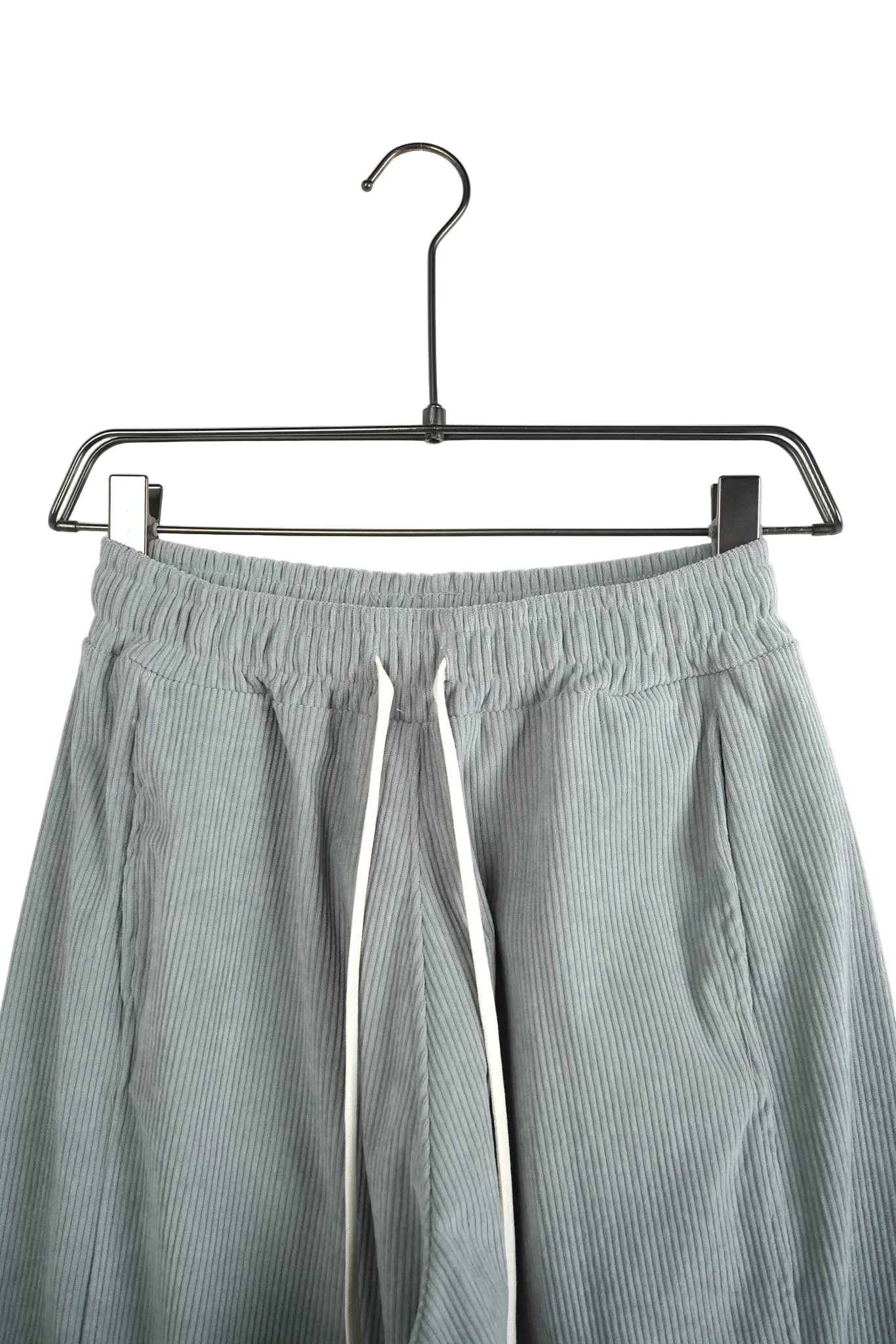 Pantaloni negri cu snur lung: idei de outfit