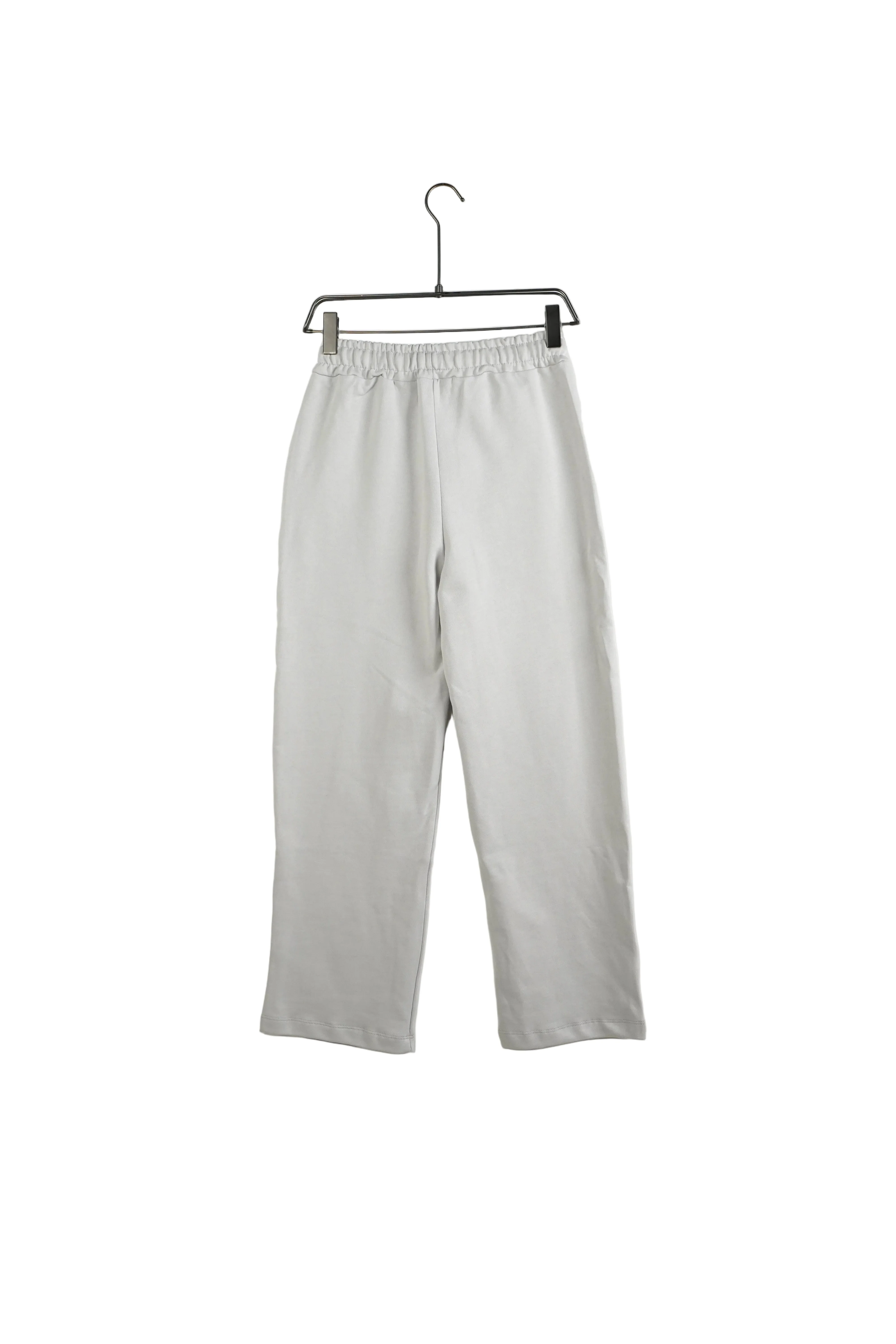 pantaloni cu snur lung purtati de persoana reala pentru Pantaloni negri cu snur lung: idei de outfit, tinuta completa in context urban stil Atelier AXD