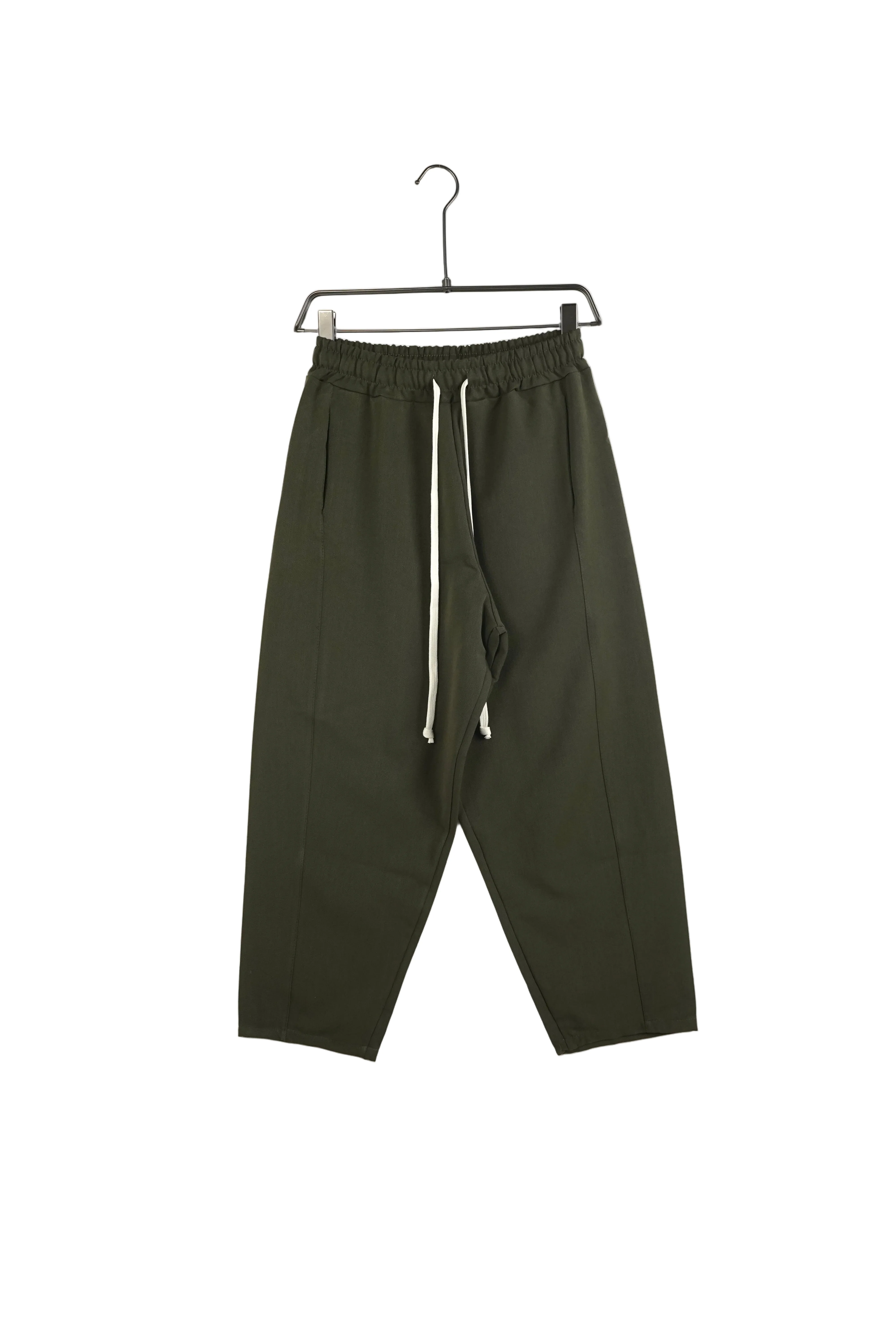 pantaloni cu snur lung purtati de persoana reala pentru Pantaloni negri cu snur lung: idei de outfit, variatie vizuala pentru inspiratie stil Atelier AXD