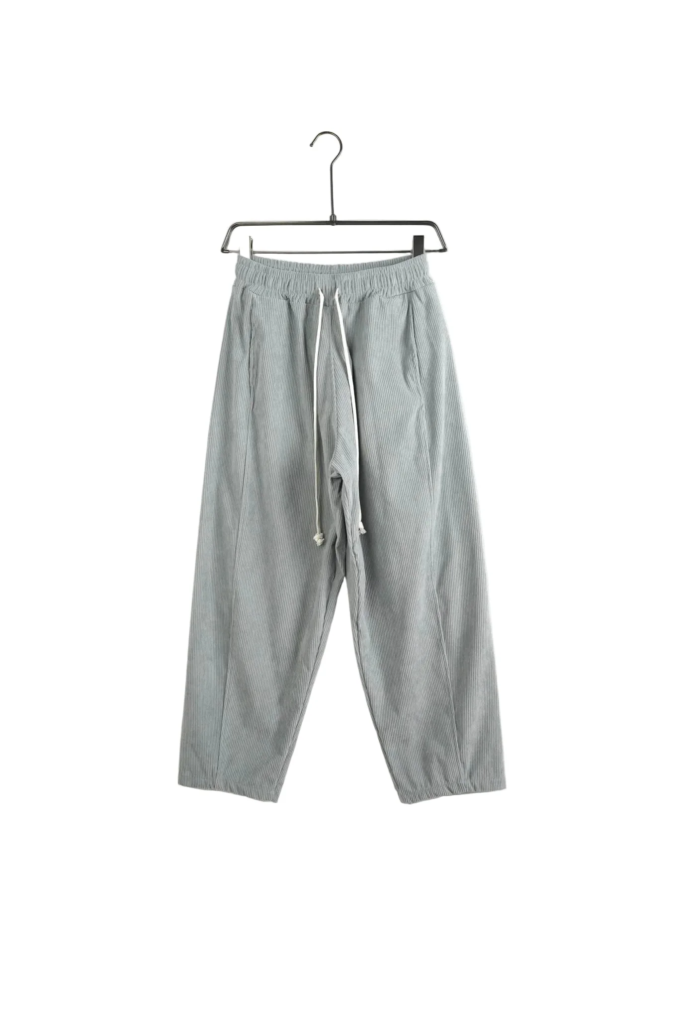pantaloni cu snur lung purtati de persoana reala pentru Pantaloni slim cu siret lung: ghid vizual, detaliu de material si croiala stil Atelier AXD