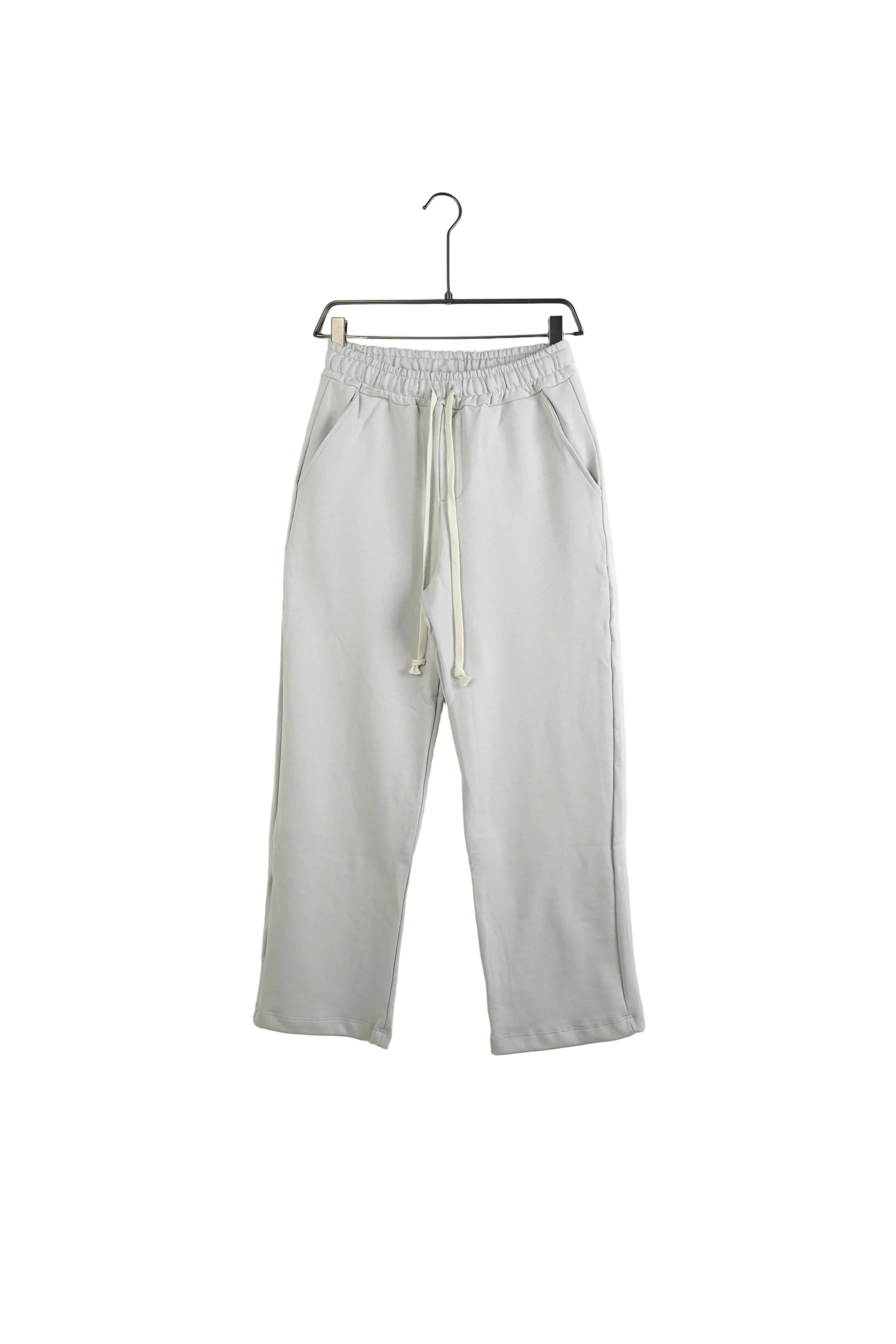 pantaloni cu snur lung purtati de persoana reala pentru Pantaloni slim cu siret lung: ghid vizual, tinuta completa in context urban stil Atelier AXD