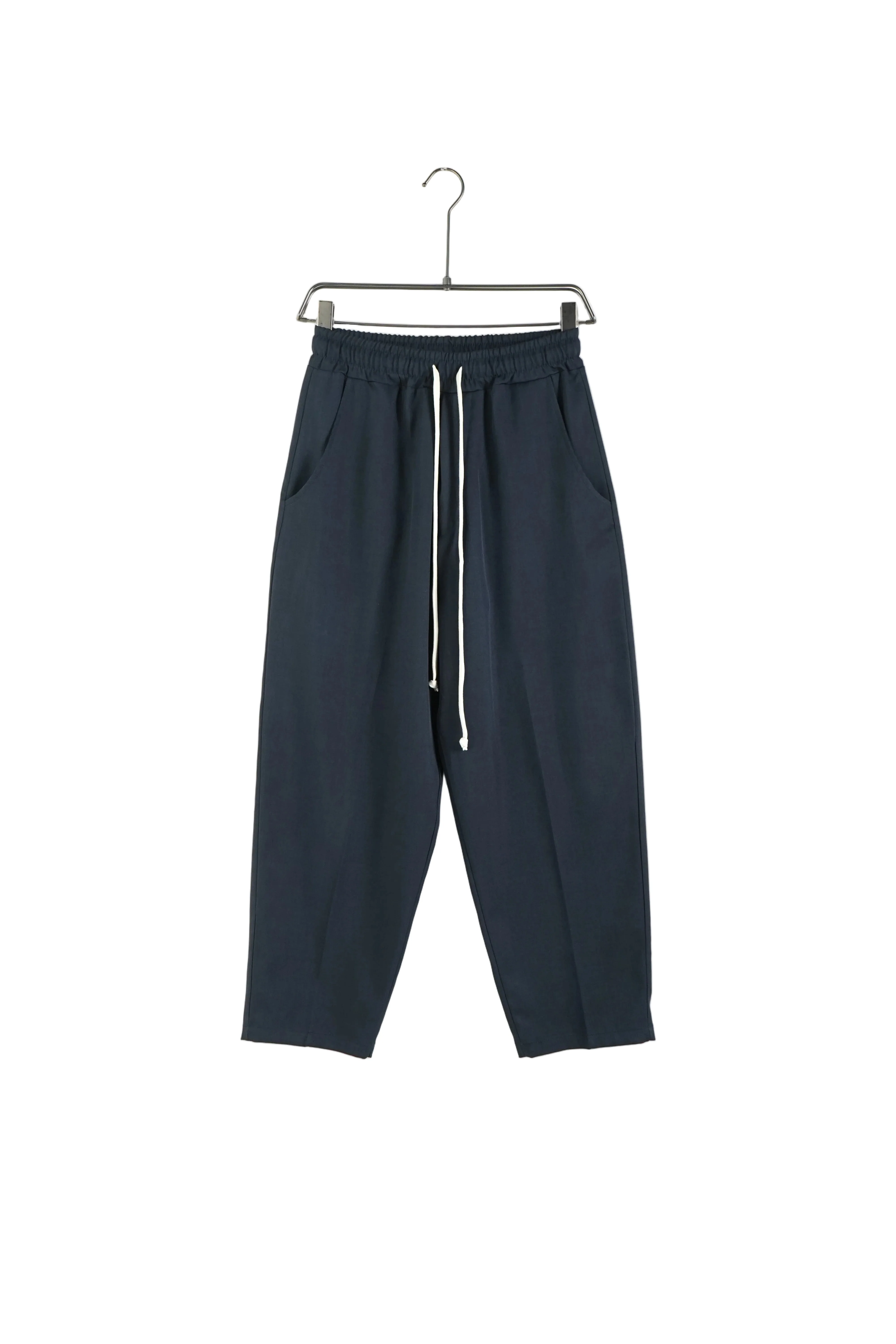 pantaloni cu snur lung purtati de persoana reala pentru Tinute cu pantaloni cu snur lung in 2026, variatie vizuala pentru inspiratie stil Atelier AXD