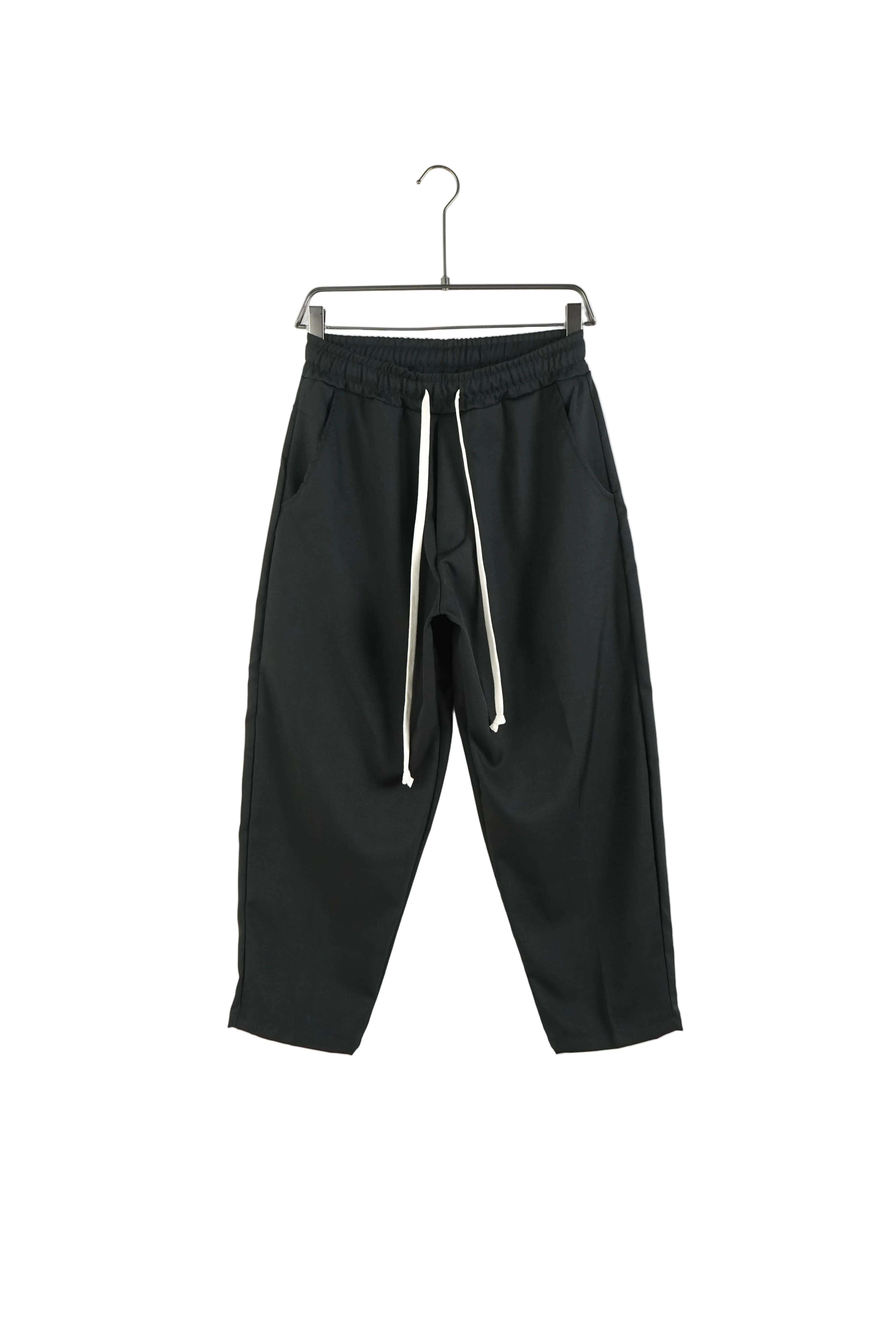 pantaloni cu snur lung purtati de persoana reala pentru Pantaloni speciali: medicali, ospatar, electrician, ploaie sau sport, imagine principala stil Atelie