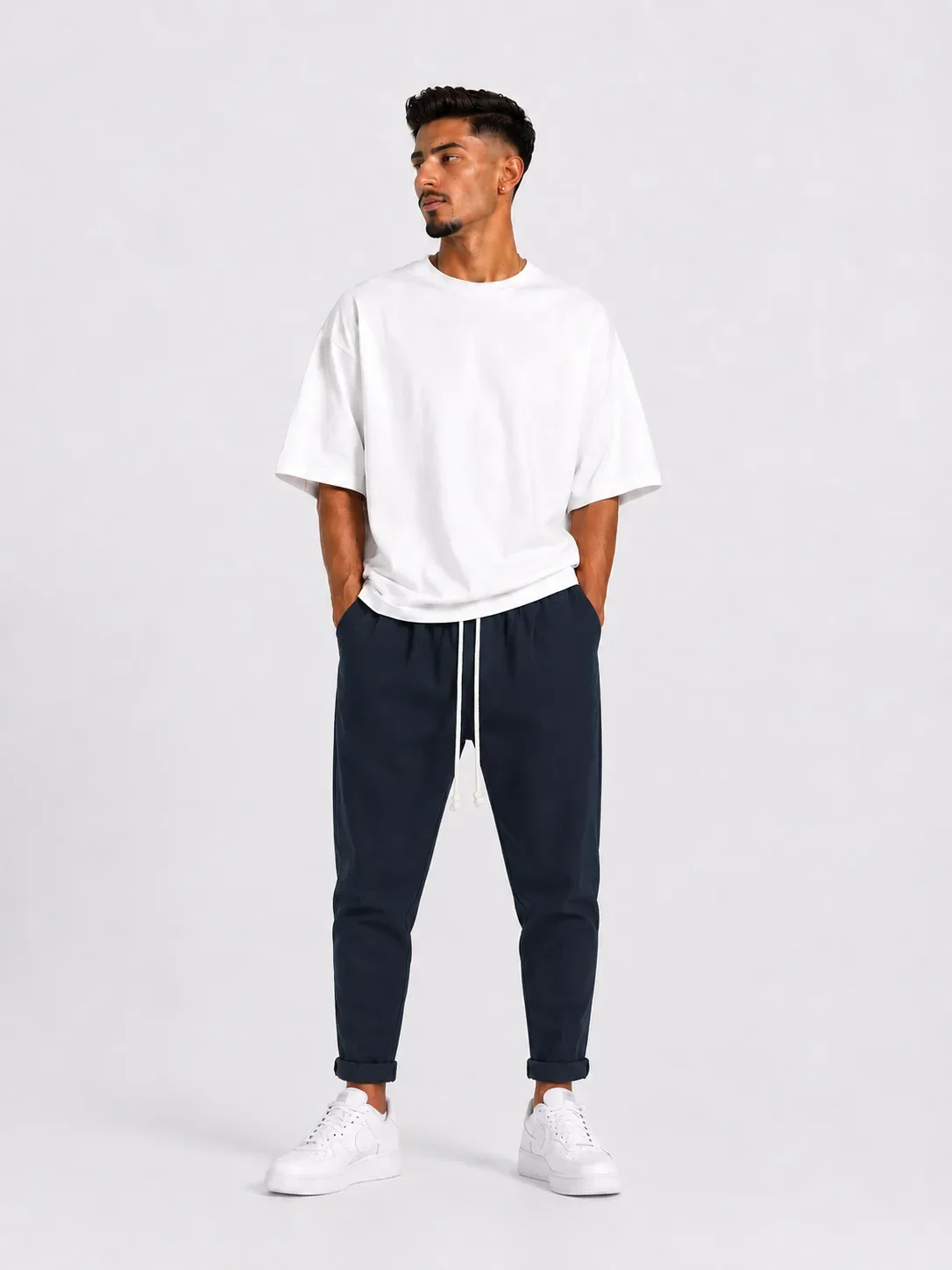 pantaloni cu snur lung purtati de persoana reala pentru Trenduri urbane pentru pantaloni in 2026, detaliu de material si croiala stil Atelier AXD