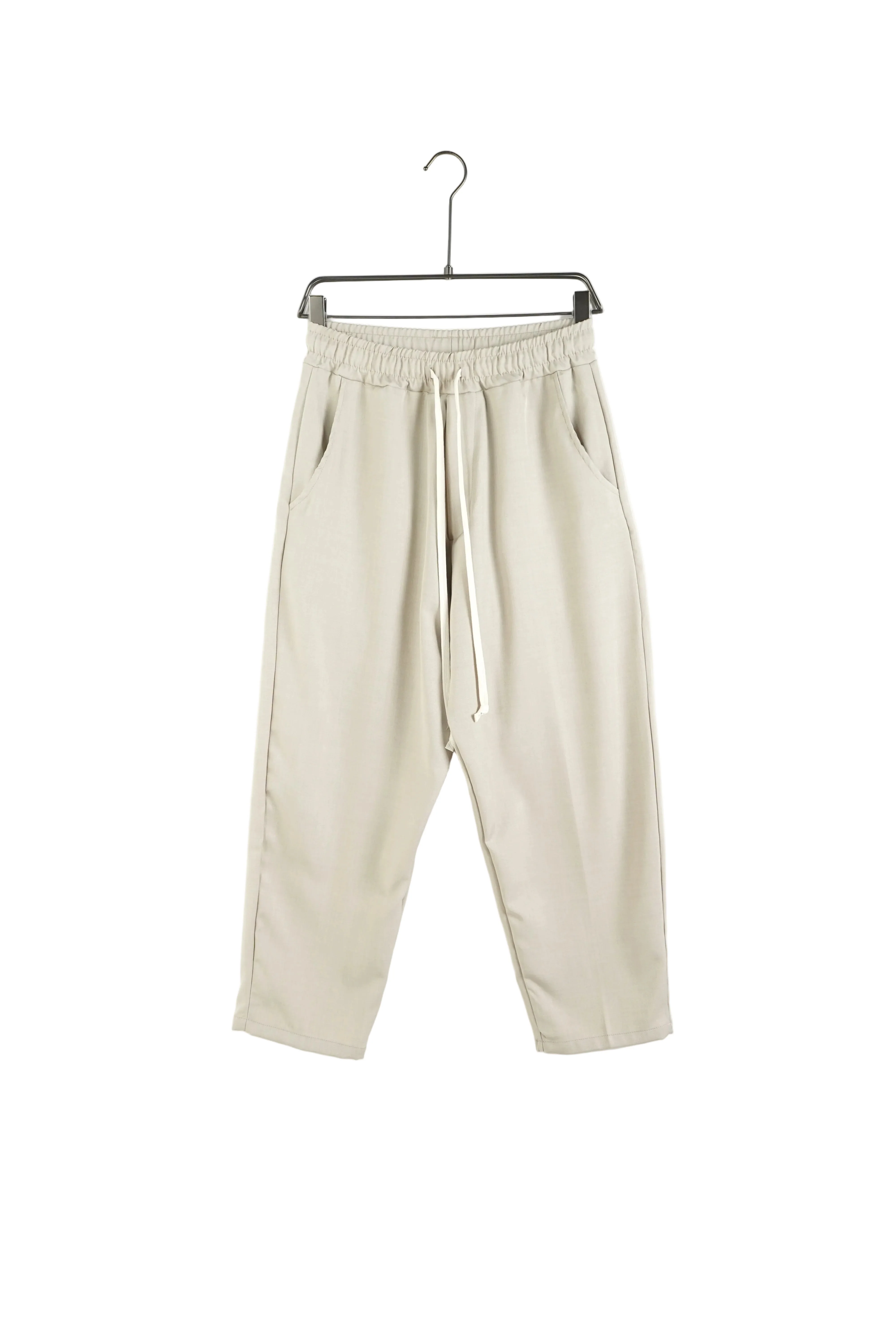 pantaloni cu snur lung purtati de persoana reala pentru Trenduri urbane pentru pantaloni in 2026, variatie vizuala pentru inspiratie stil Atelier AXD