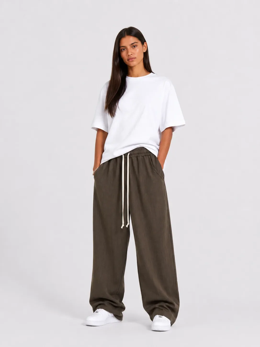 pantaloni cu snur lung purtati de persoana reala pentru Visiniu, bordo si purpuriu: diferente si asortare, imagine principala stil Atelier AXD