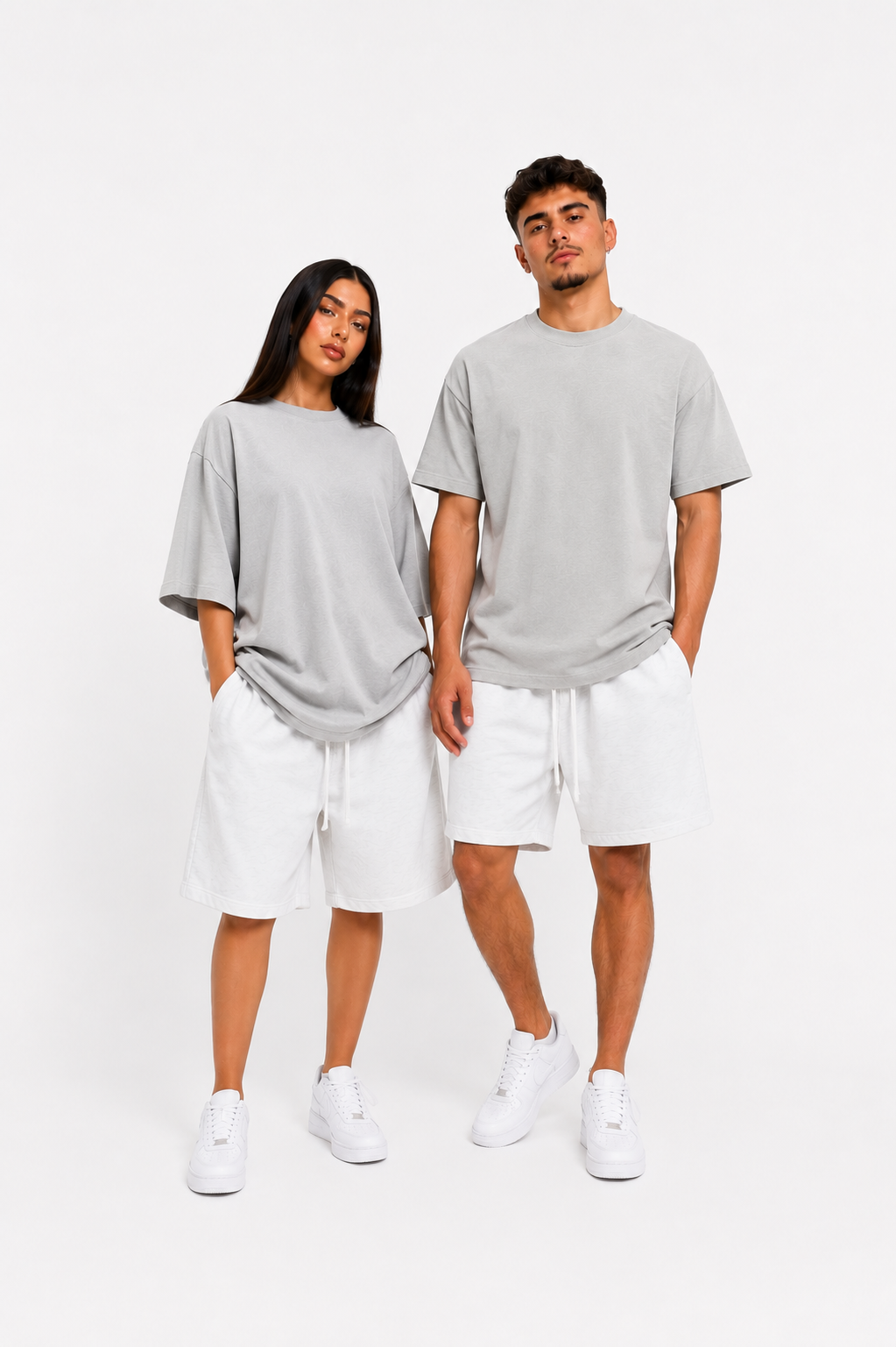 Tinuta cu tricou bej si pantaloni scurti albi cu siret lung