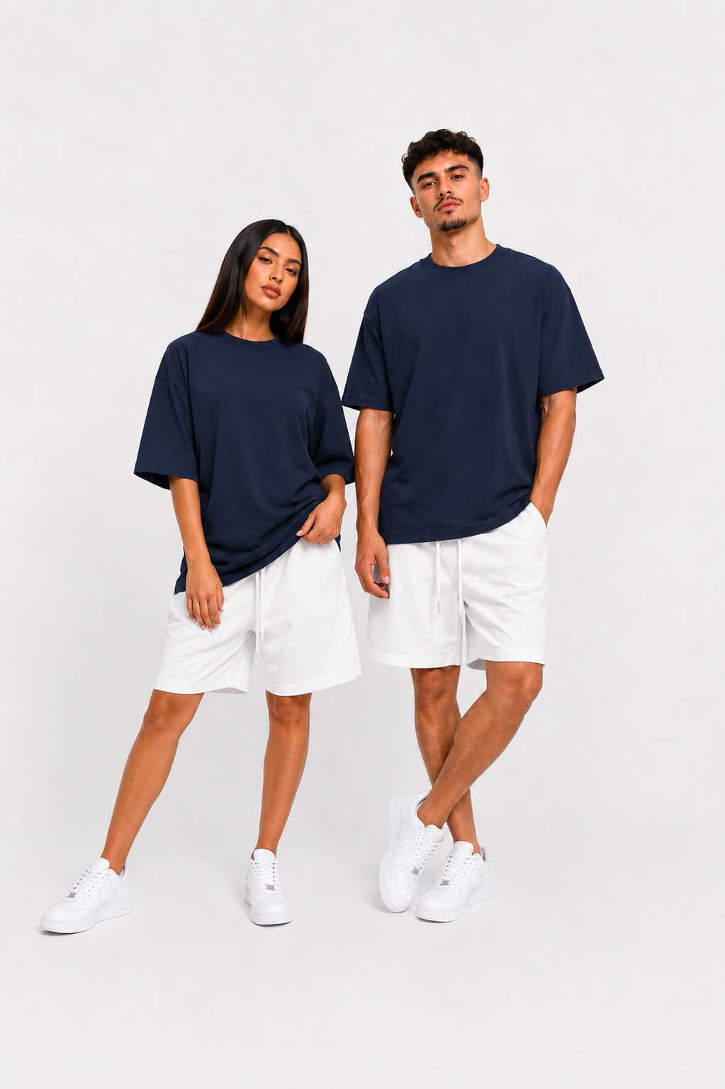 Tinuta cu tricou bleumarin si pantaloni scurti albi cu siret lung