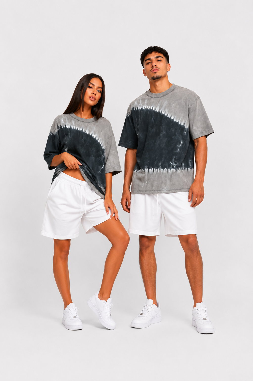 Tinuta unisex cu tricou tie dye gri albastru si pantaloni scurti albi cu siret lung